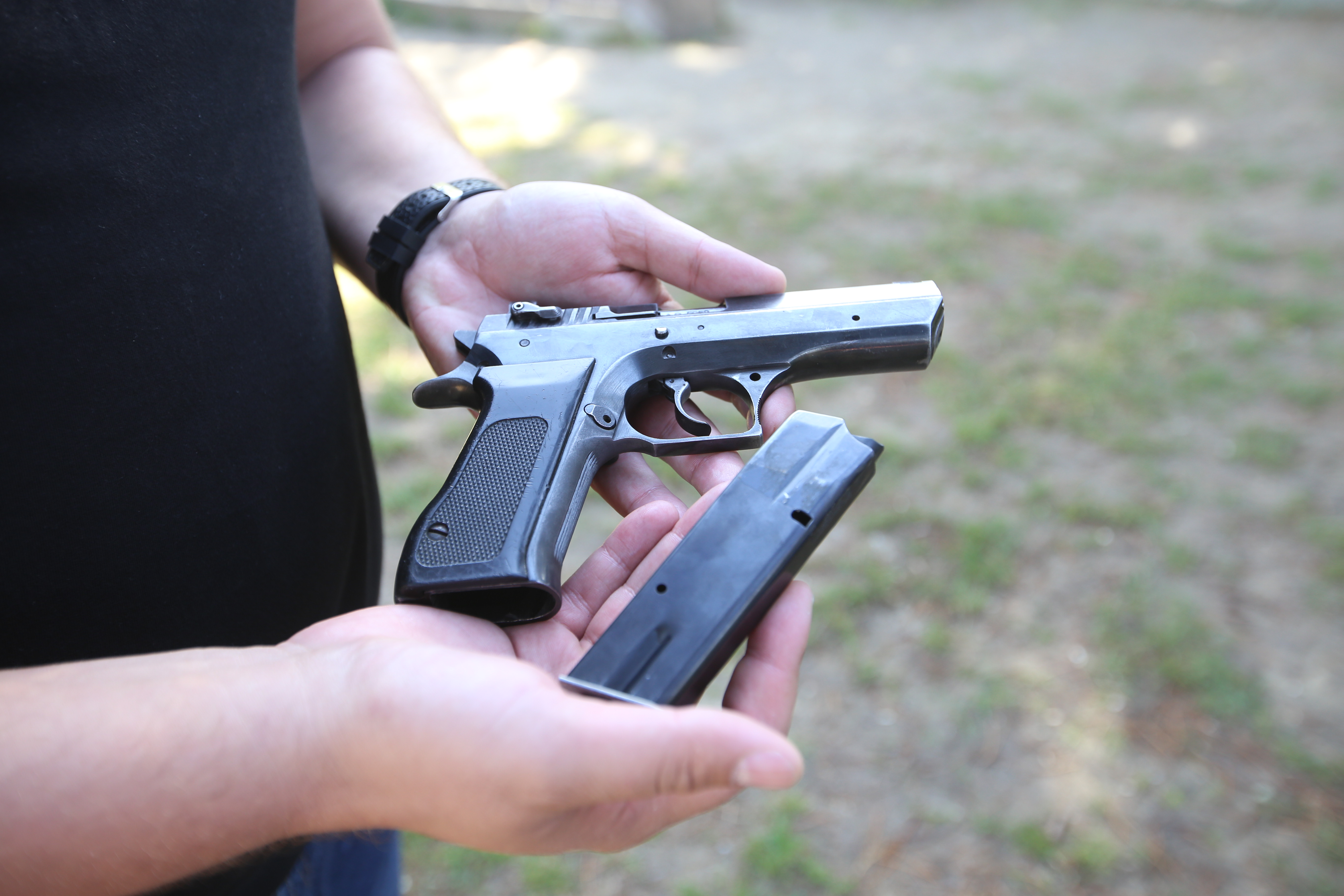 VIDEO | Reportaj cu arma-n mână. Am testat mitraliera NATO și pistolul pentru luptă urbană