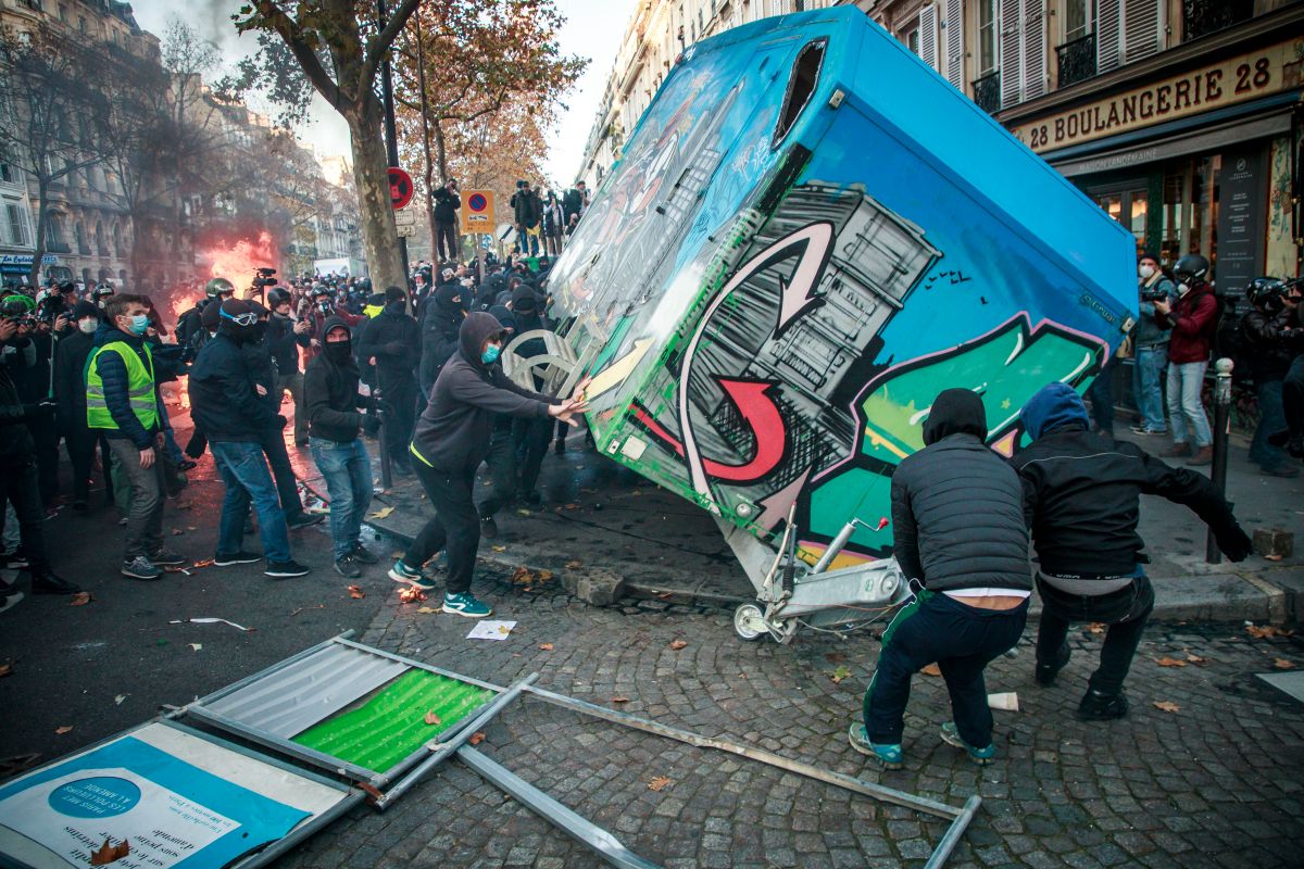 VIDEO | Ciocniri violente la Paris, între forțele de ordine și oamenii care protestează față de brutalitatea poliției