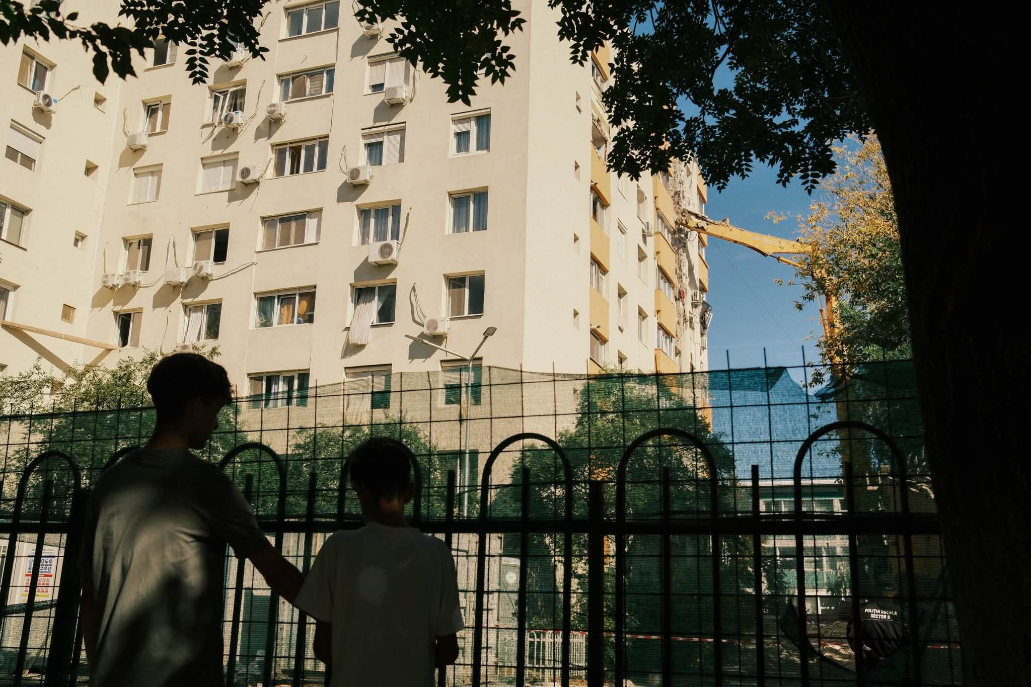 A început demolarea blocului din Rahova care a explodat anul trecut