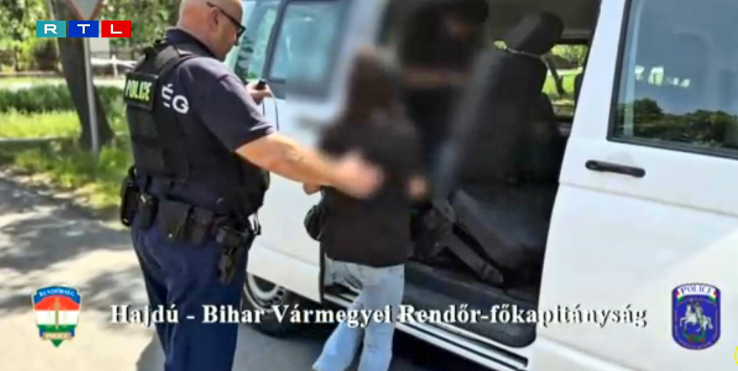 Az 57 éves tesitanár és az 55 éves földrajztanárnő is diákokra vadászhatott a hajdú-bihari általános iskolában