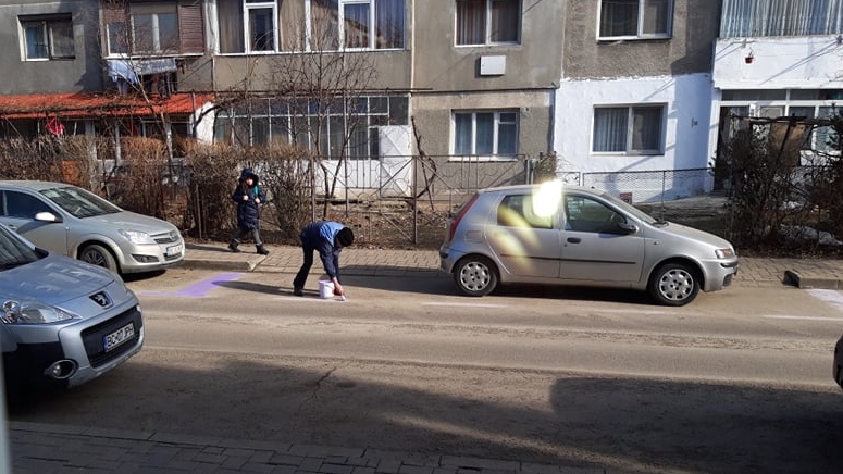 FOTO | Un bărbat din Bacău a vrut să-și marcheze locul de parcare cât mai vizibil, dar a fost amendat de polițiști!