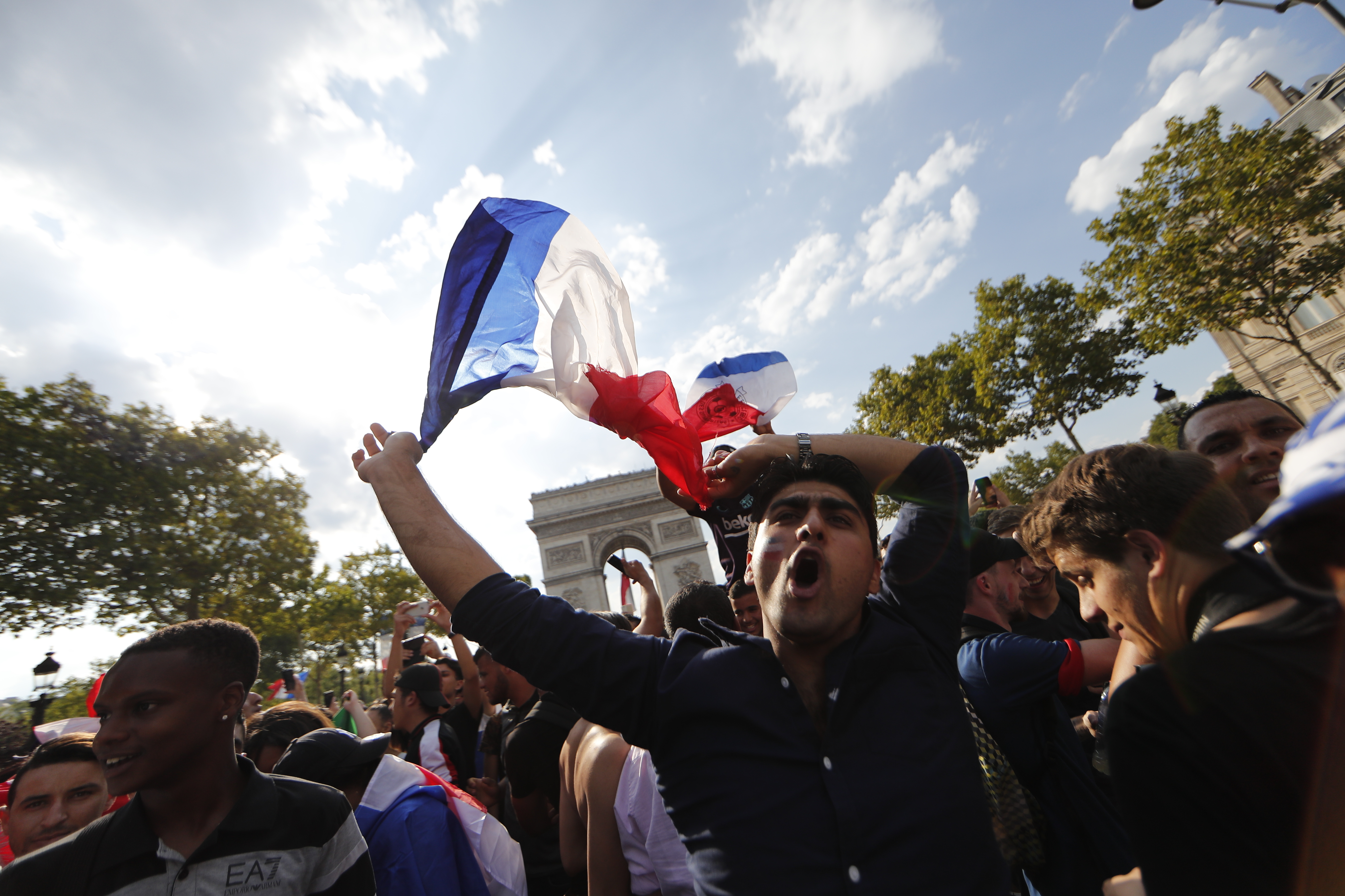 VIDEO - Sărbătoare în Paris! Sute de mii de francezi, în stradă după victoria din finala Cupei Mondiale