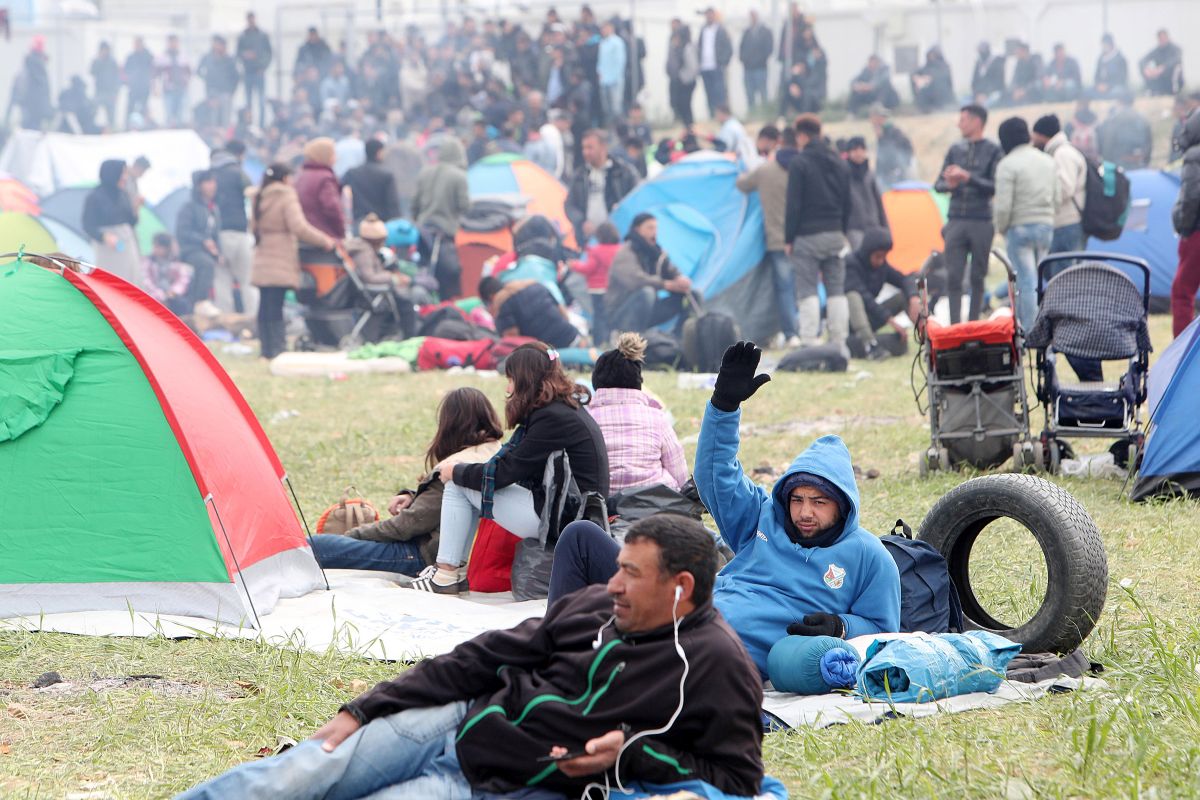 FOTO | Violențe în taberele de imigranți din nordul Greciei! Poliția a intervenit pentru a-i opri pe refugiați să treacă în Macedonia de Nord