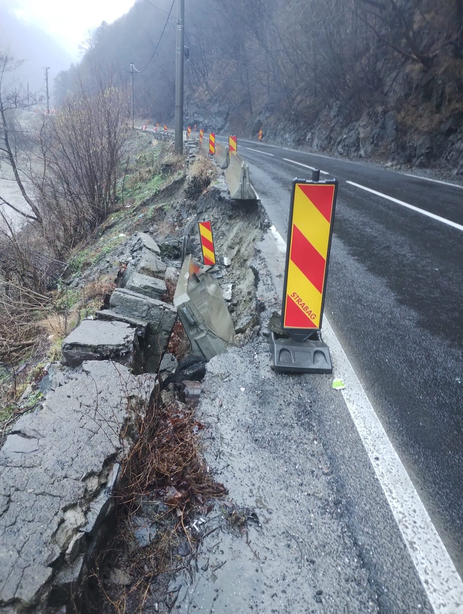 Probleme pe DN7, între Râmnicu Vâlcea şi Sibiu. O porțiune din drum s-a surpat, mai mulți copaci au căzut pe carosabil