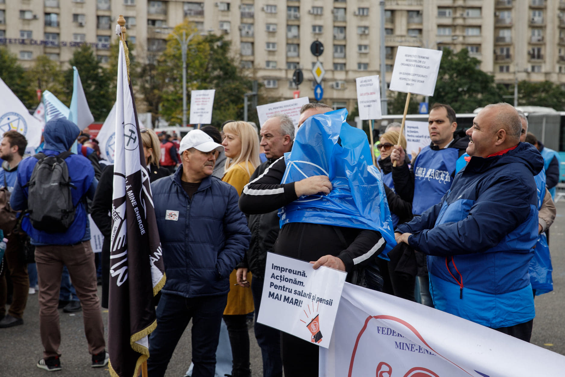 Protest în fața Guvernului. Peste 2.000 de oameni la „marșul anti-sărăcire”. VIDEO