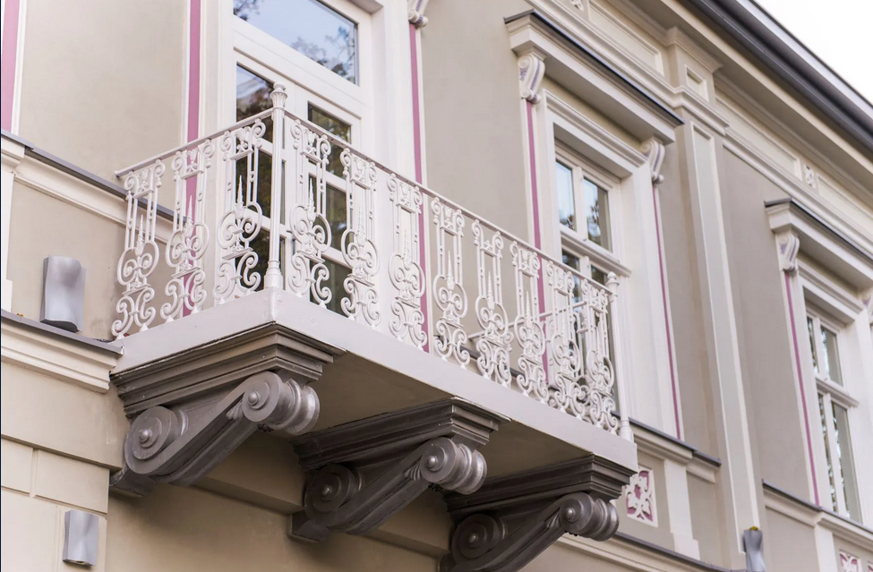 Palatul din Timișoara, cu 59 de dormitoare și 27 de băi, a fost scos din nou la vânzare și costă o avere