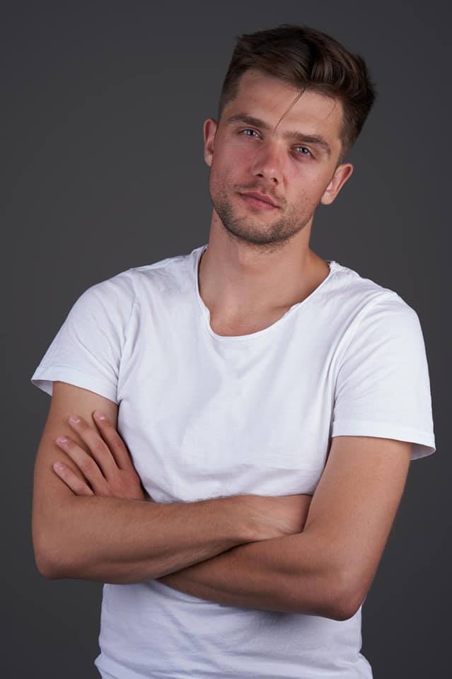 Nu ai să ghicești cine e actorul care în copilărie fura rujul mamei. „Puneam tocurile mamei și mă jucam prin oglindă”/ VIDEO EXCLUSIV