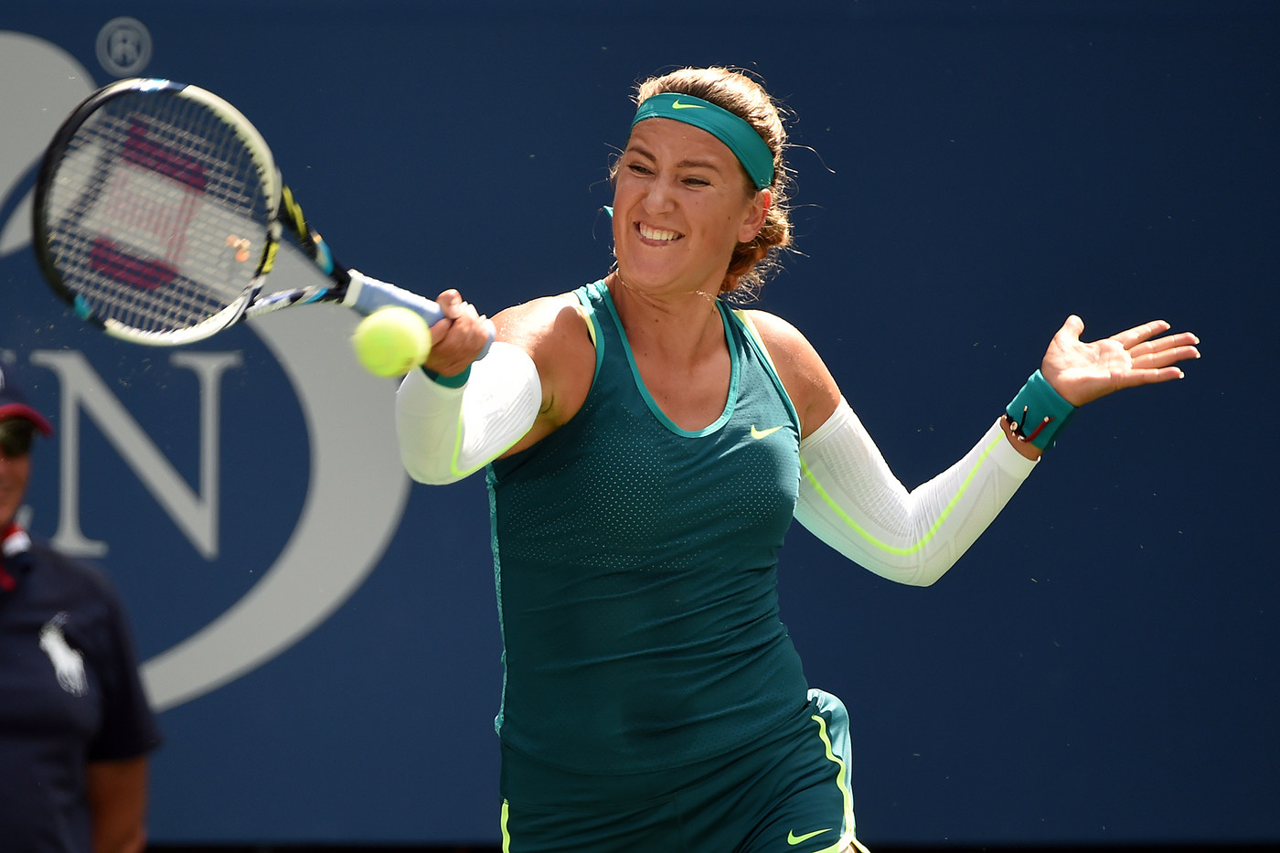 Superperformanţă realizată de Simona Halep, care a învins-o pe Victoria Azarenka, în trei seturi, şi s-a calificat în semifinalele de la US Open. Românca a condus ostilităţile în primul set, l-a cedat pe cel secund, dar a fost formidabilă în decisiv. Meciul a fost întrerupt o oră în ultimul act din cauza ploii. Simona a egalat performanţa Irinei Spârlea din 1997 / LIVE BLOG & SUPERGALERIE FOTO