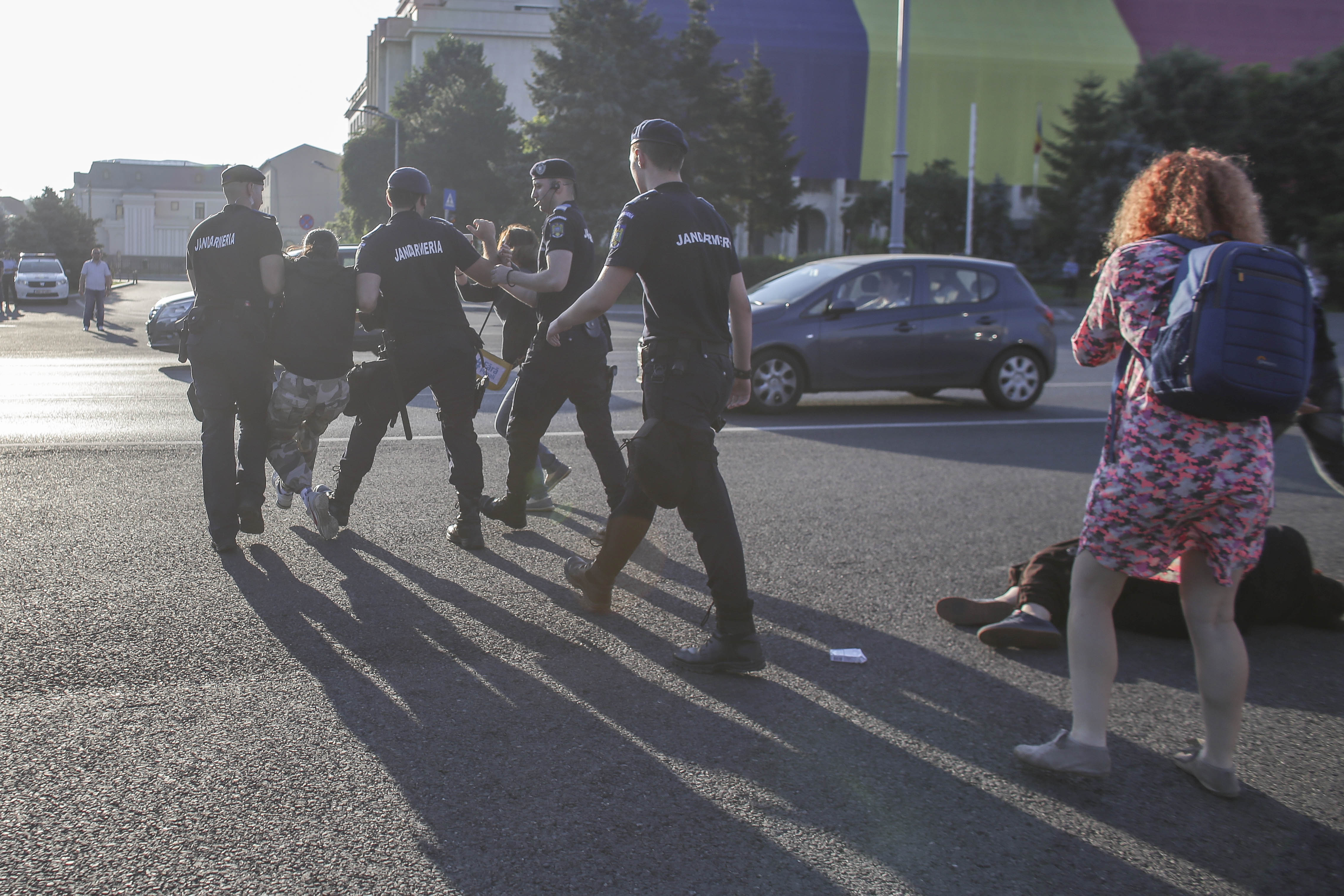FOTO / Acţiuni împotriva OUG privind amnistia şi graţierea, în Capitală. Banner pe podul de la Fântâna Morița și incidente în Piața Victoriei