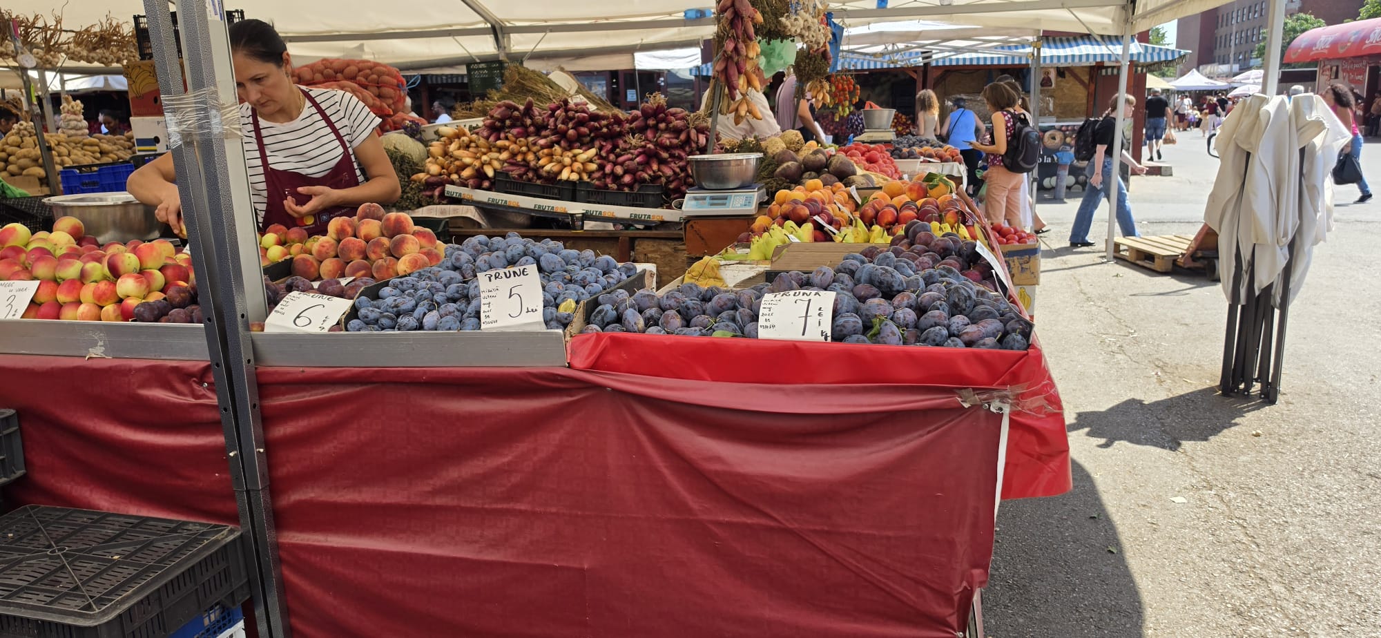 Cât costă prunele în Piața Obor din București