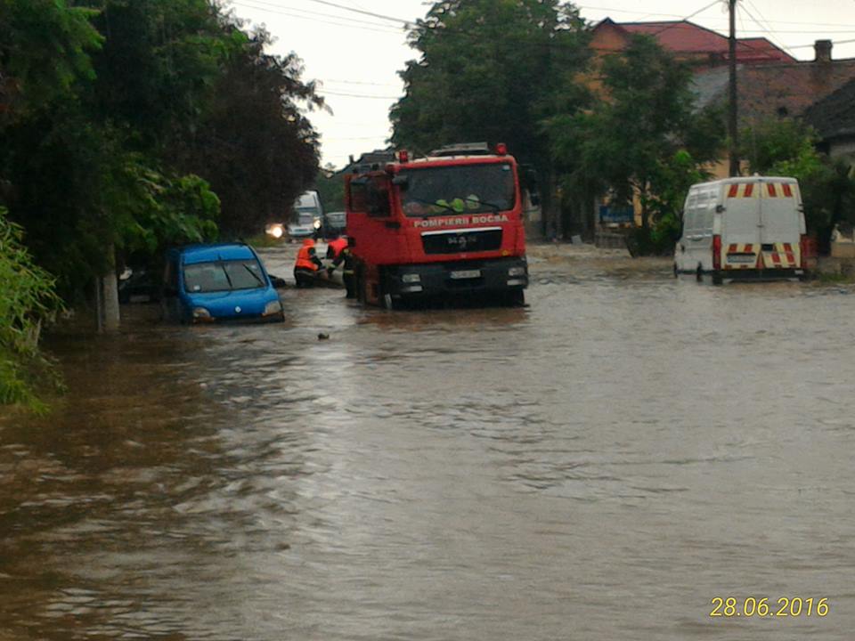 Dezastru în țară din cauza furtunilor! Zeci de oameni evacuați din calea apelor