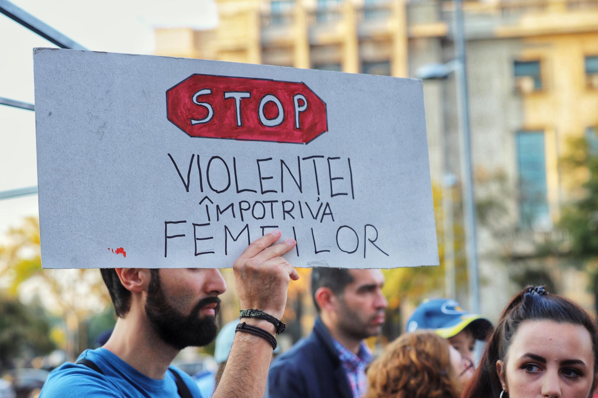 Sute de persoane au luat parte la marșul de solidaritate cu femeile care sunt victime ale violenţei