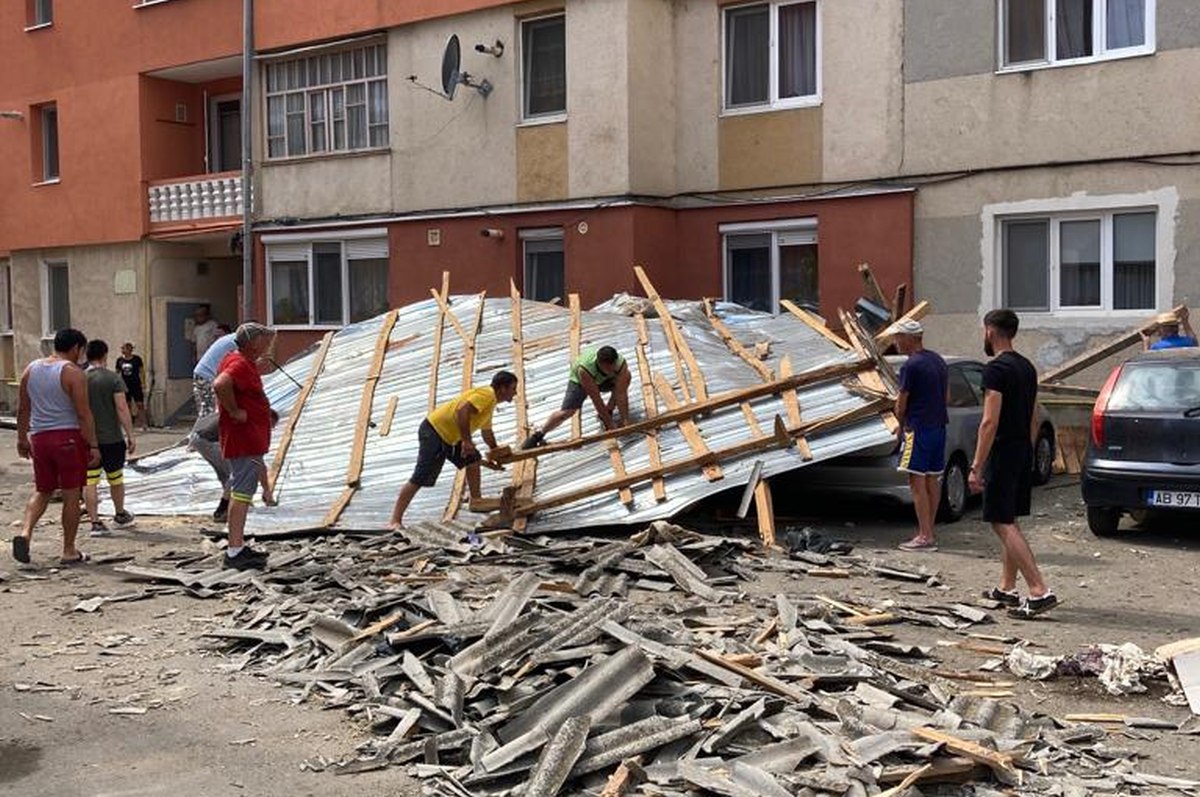 O vijelie scurtă a smuls acoperișul unui bloc din Alba și l-a trântit peste mașini. 10 autoturisme au fost avariate