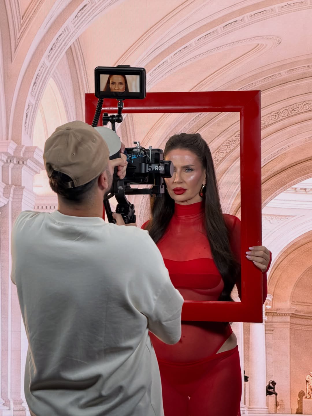 Imagini îndrăznețe cu Andreea Bănică într-o rochie complet transparentă. Artista și-a lăsat toate formele la vedere