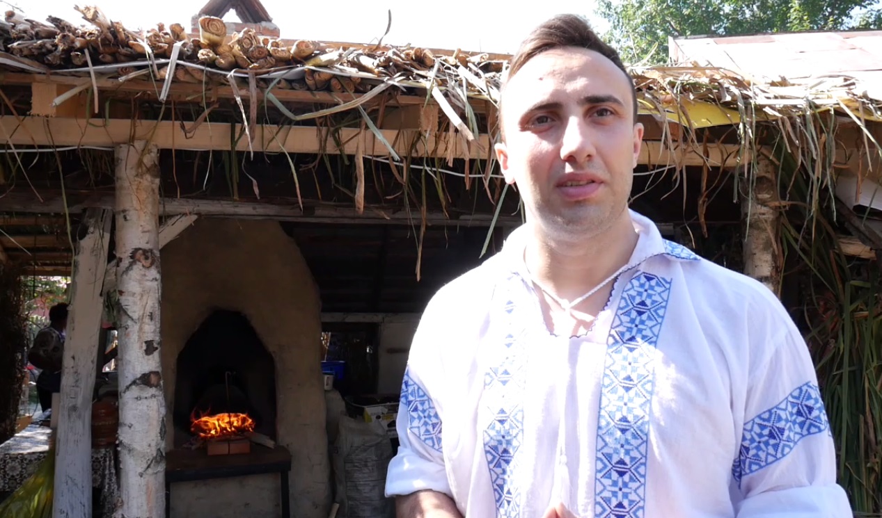 VIDEO/Tânărul care duce meștesugul bătrânilor în viitor! Face țesturi de copt pâinea și le vinde pe Internet