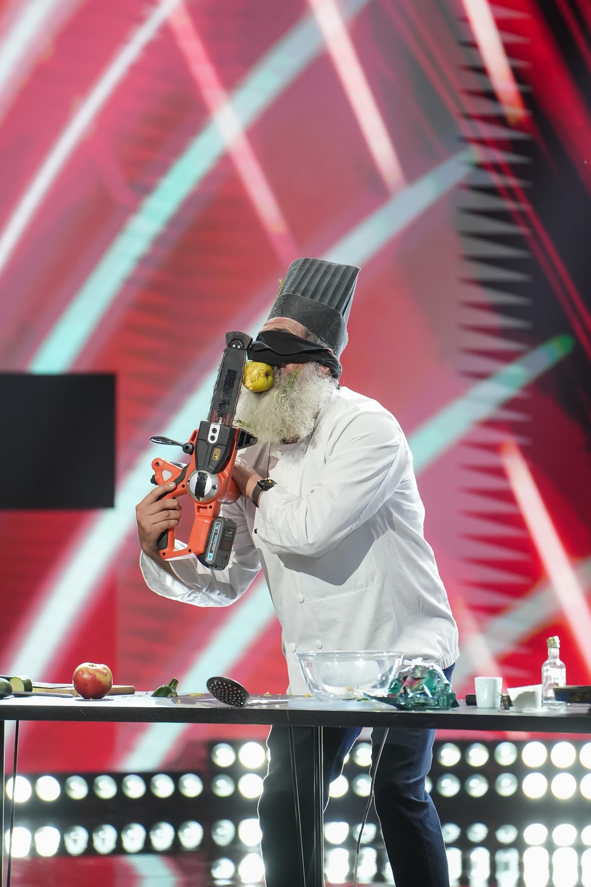 The Ticket, 8 noiembrie 2025. O mamă și fiica ei vin împreună la emisiune, dar concurează cu numere diferite