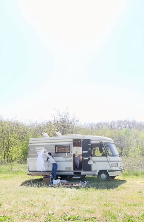 Imagini din autorulota în care doarme Dana Rogoz cu soțul și cei doi copii ai lor. În mașină sunt două paturi și o zonă de luat masa