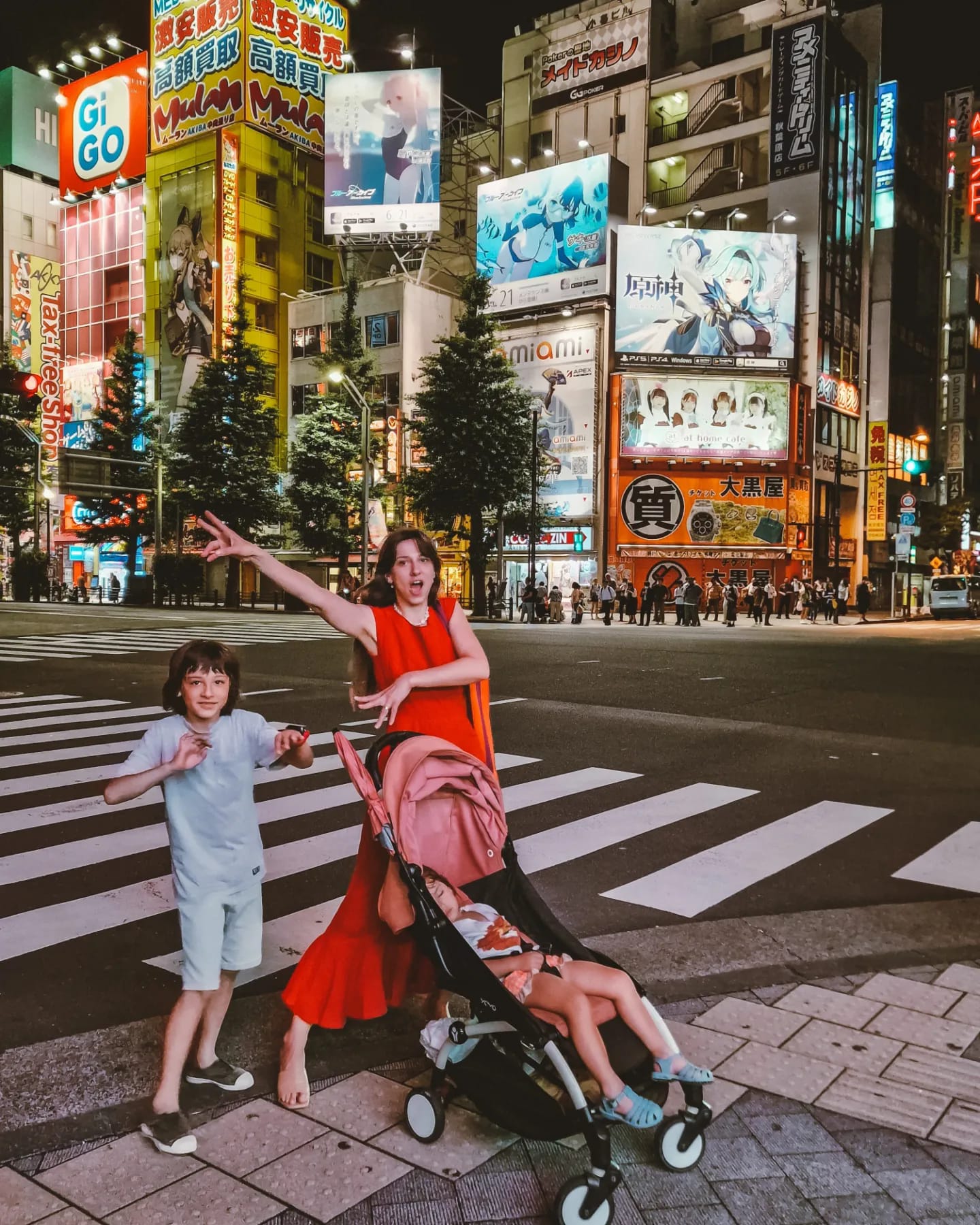Imagini din vacanța Danei Rogoz cu familia, în Tokyo. Cum a apărut actrița alături de copiii ei și de băiatul soțul ei