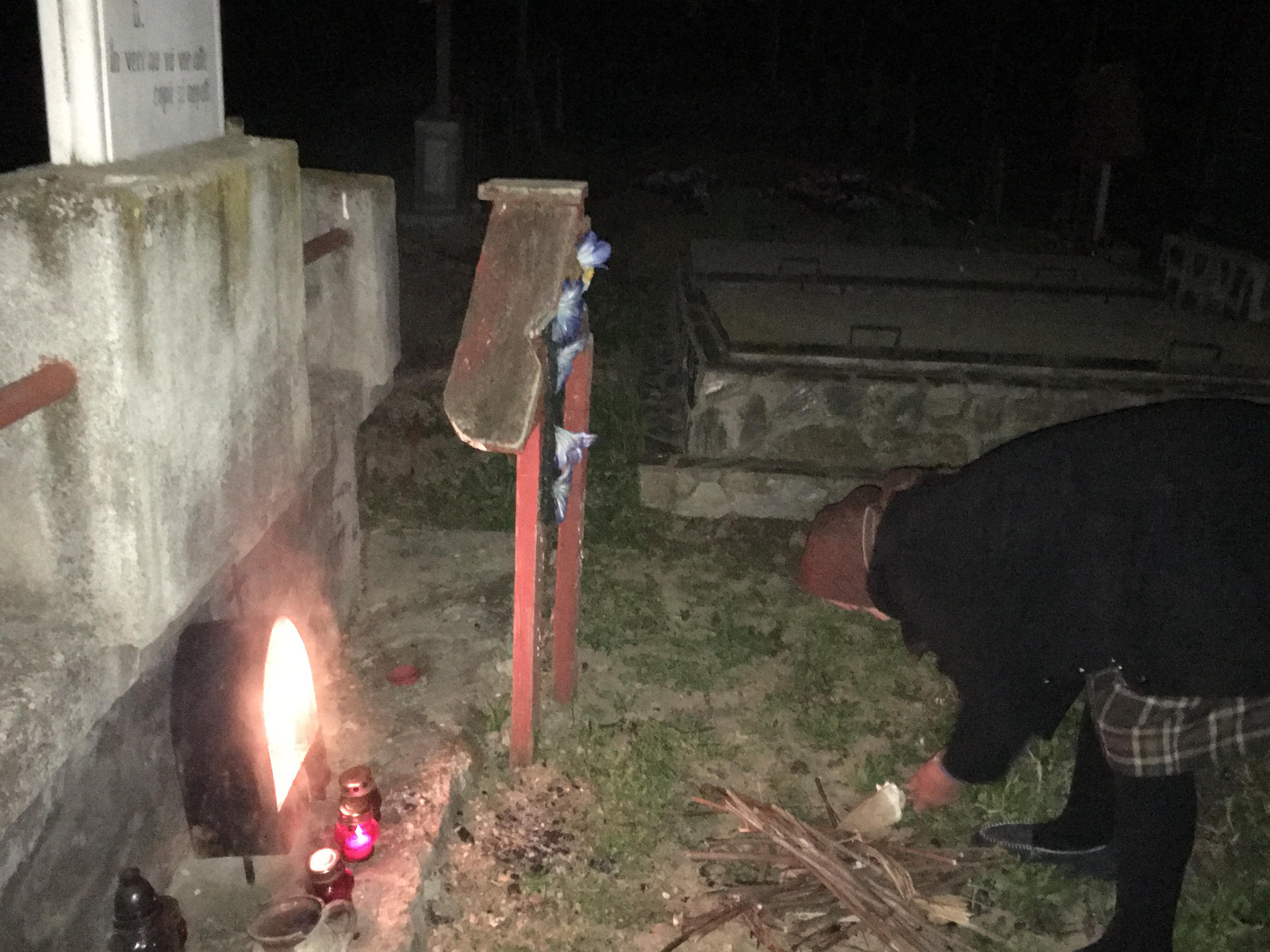 REPORTAJ/Doljenii pomenesc morții de Joimari cu foc și apă. Aprind focuri în cimitire ca să le țină de cald spiritelor