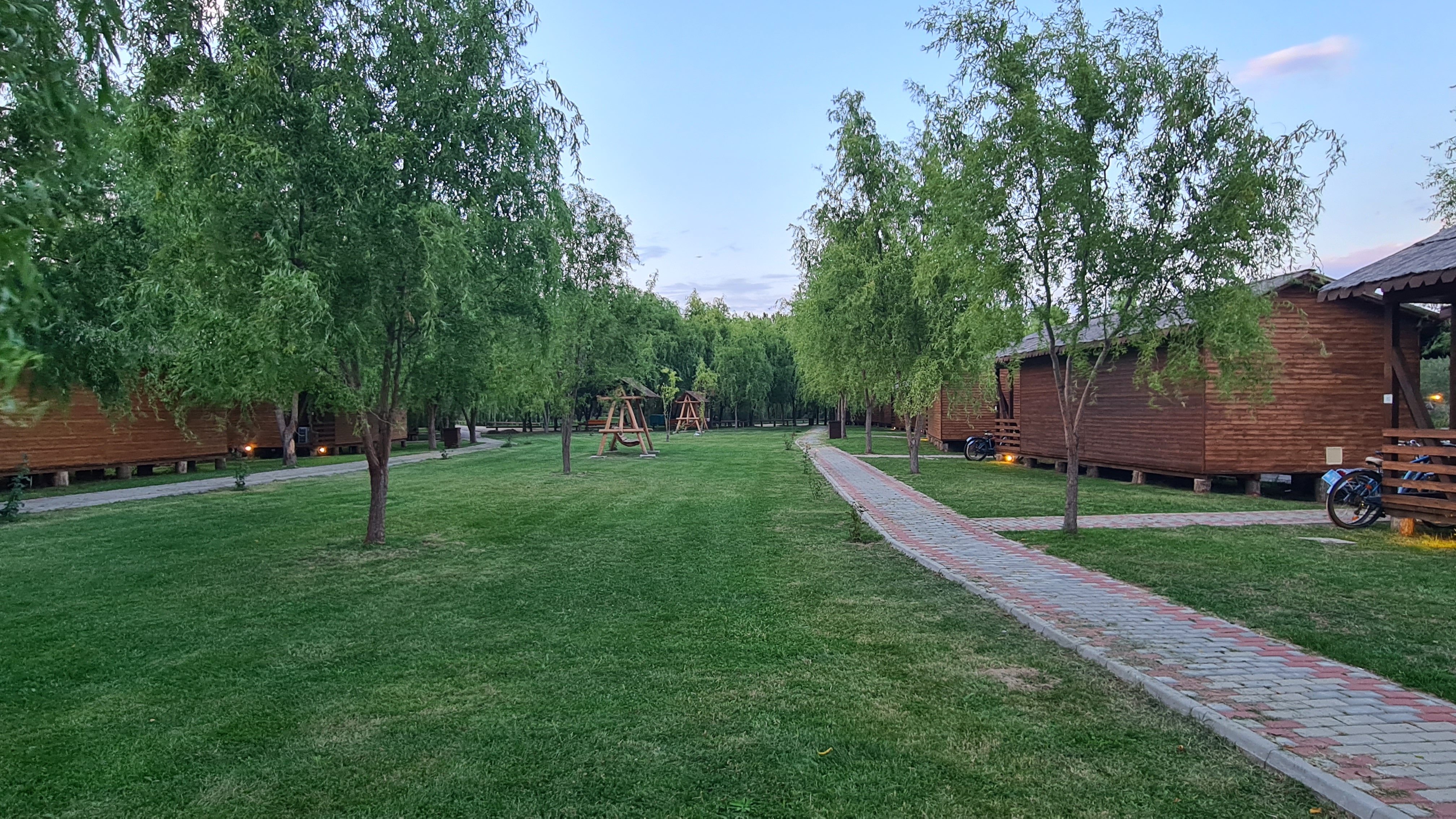 „Delta Dunării” de pe Siret. Satul de vacanță de 82 de hectare, cu zoo, pescuit sportiv și kilometri de canale unde te poți plimba cu barca