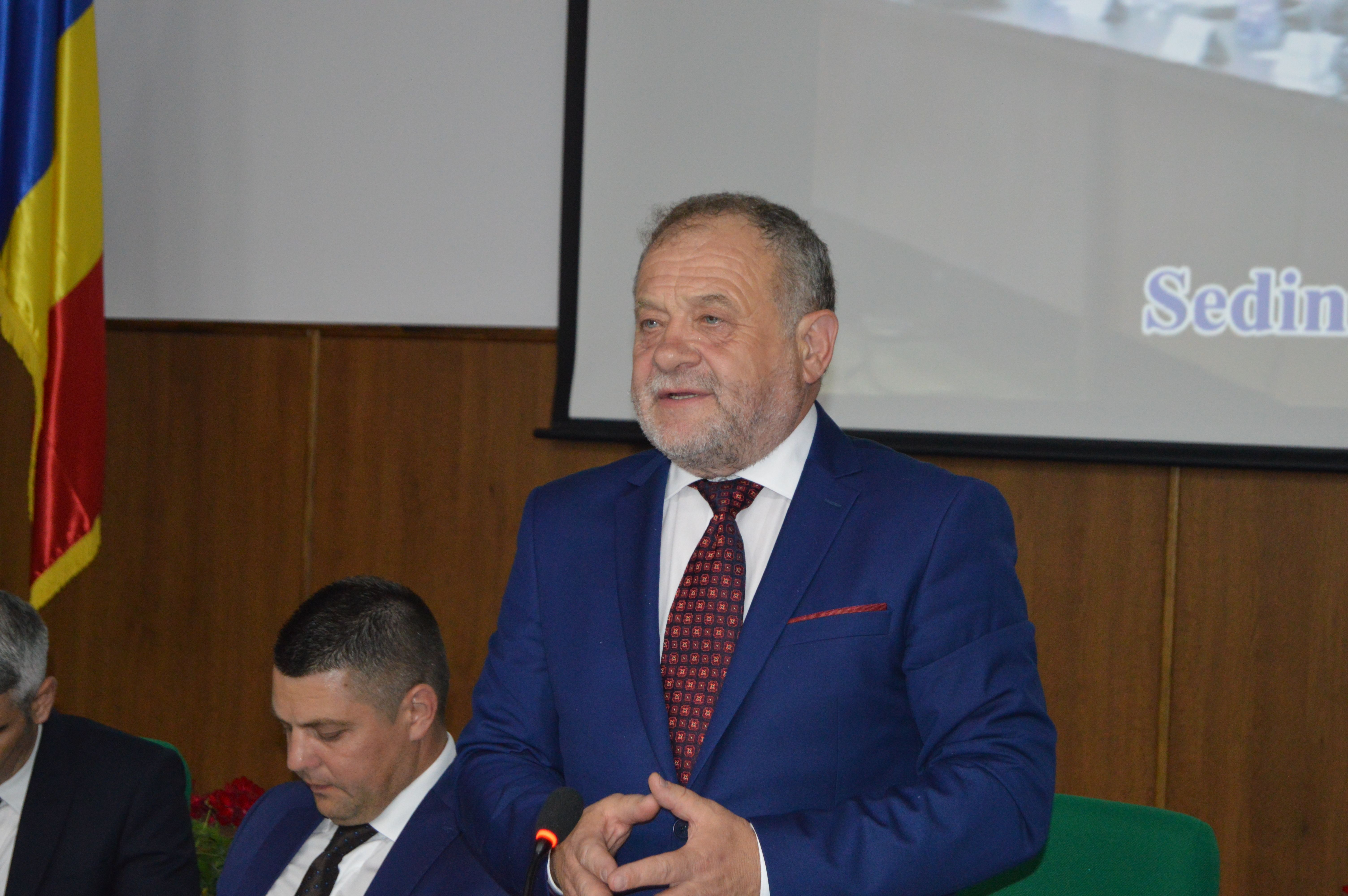 FOTO/ Secera și ciocanul, simbolurile comunismului, dăinuie pe holurile Consiliului Județean Vaslui. ”Sunt expresii ale realismului socialist în artă”