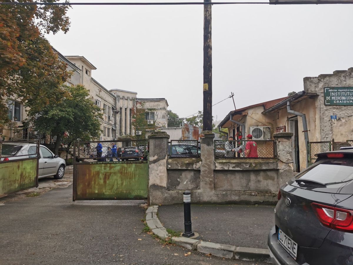 Fotografia care arată starea deplorabilă a sistemului de sănătate românesc: sediul IML Craiova se prăbușește. Directoarea: “De 5 ani se promite o renovare”