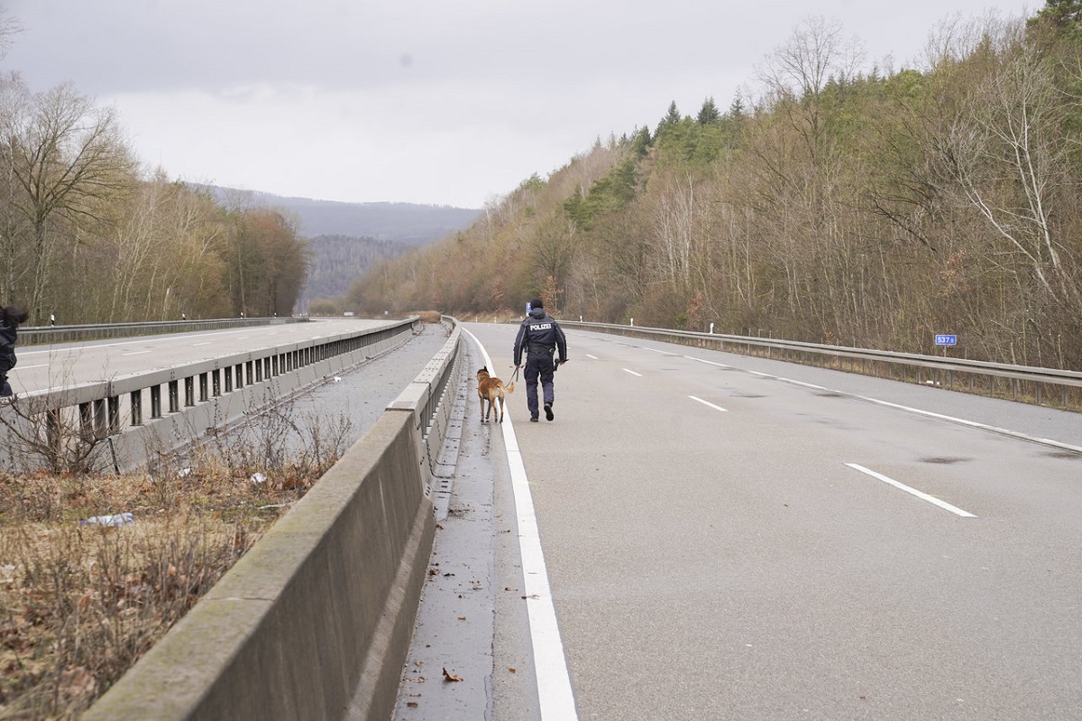 Șofer de TIR căutat de poliție după ce a tras în alt camionagiu care-l depășea pe autostradă, în Germania: „Un Mercedes Actros albastru”