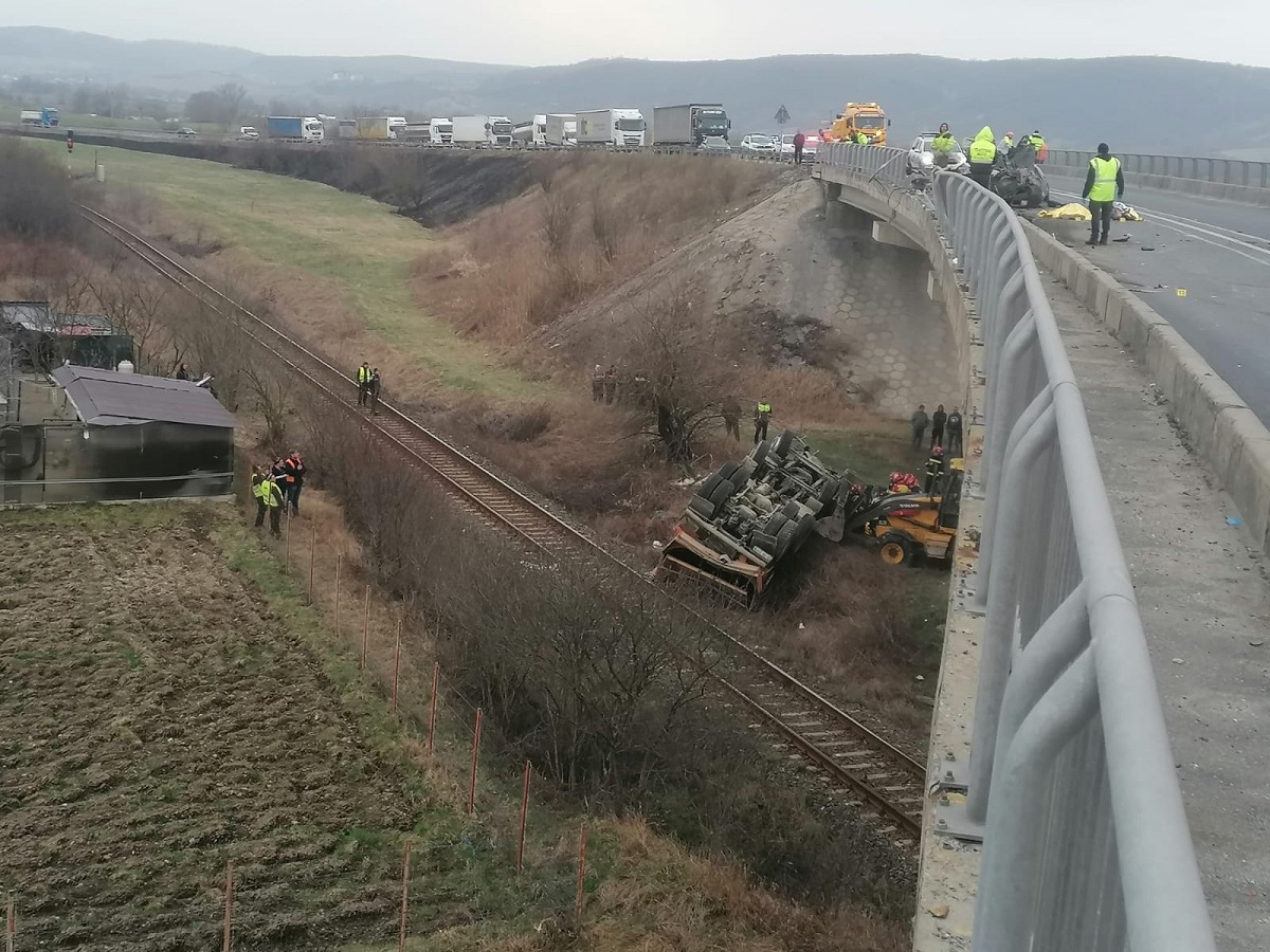 Accidentul cu trei morți de la Avrig a fost filmat. Momentul în care basculanta strivește un autoturism și apoi cade de pe viaduct | VIDEO