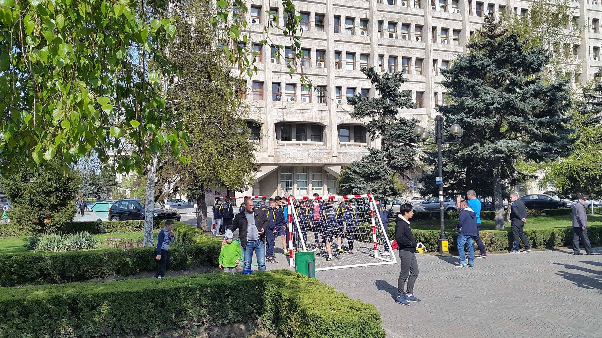 Sportivii de la CSM Ploiești s-au antrenat în fața Primăriei. Proteste după ce Consiliul Local a sistat plata sumelor destinate pregătirii