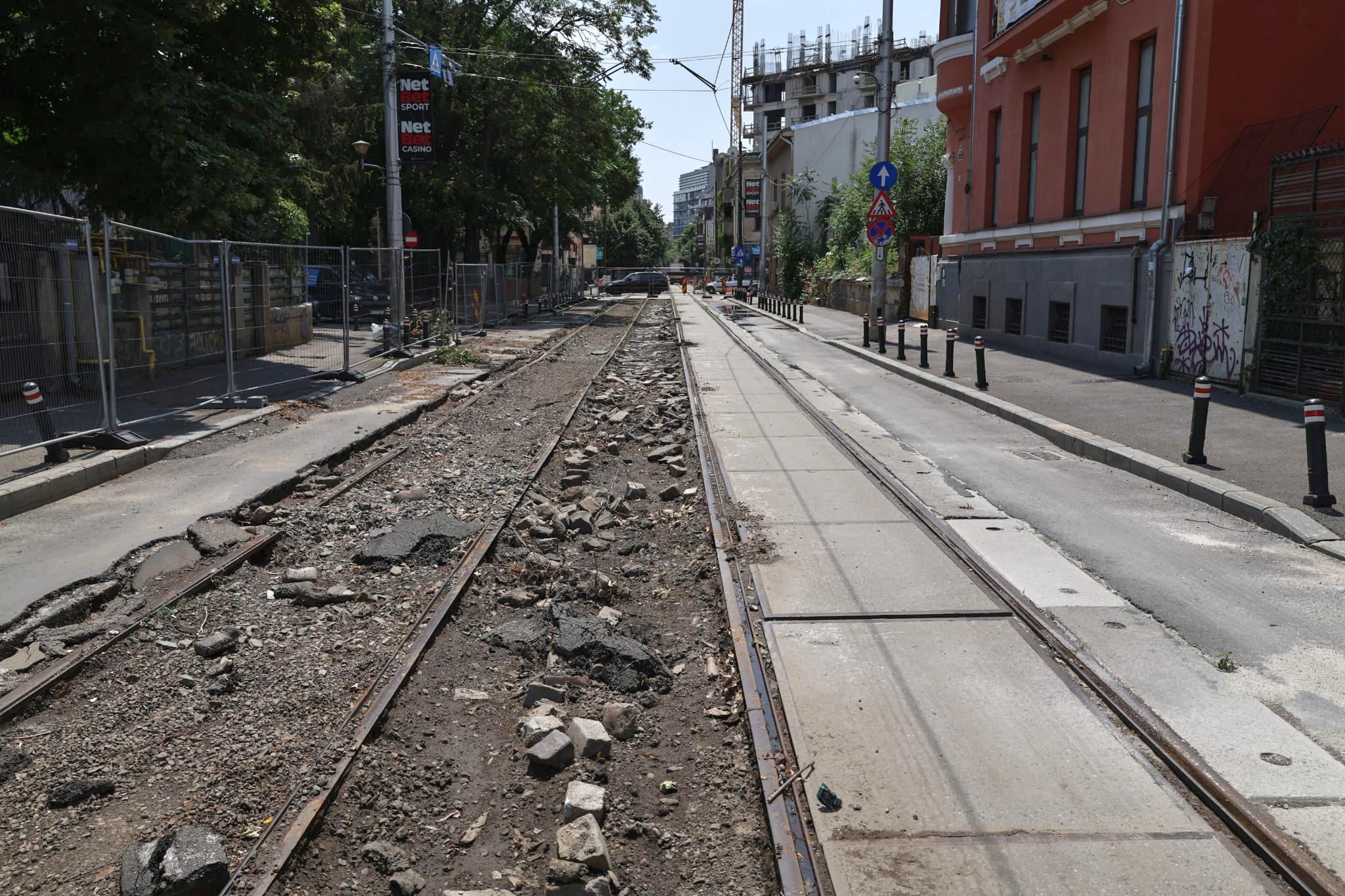 „Haos total! Tremură casa când trec utilajele”. Am mers pe șantierul STB să vedem cum se lucrează la schimbarea liniilor de tramvai