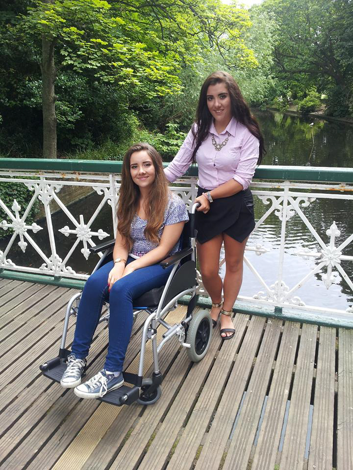 FOTO | Coșmarul prin care a trecut o tânără care s-a îmbolnăvit după ce a mângâiat pisică