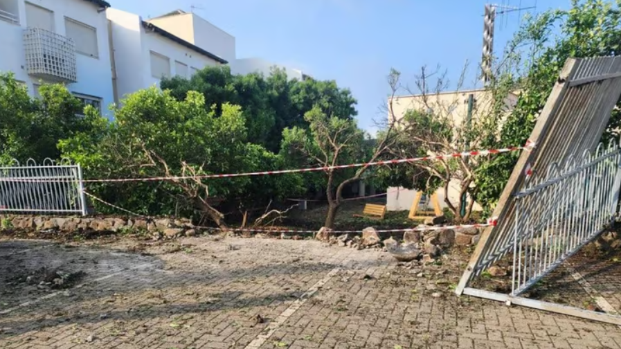 Imagini cu resturi de drone și rachete care au căzut în orașele israeliene din sudul țării. Un fragment a aterizat în Marea Moartă, lângă plajă