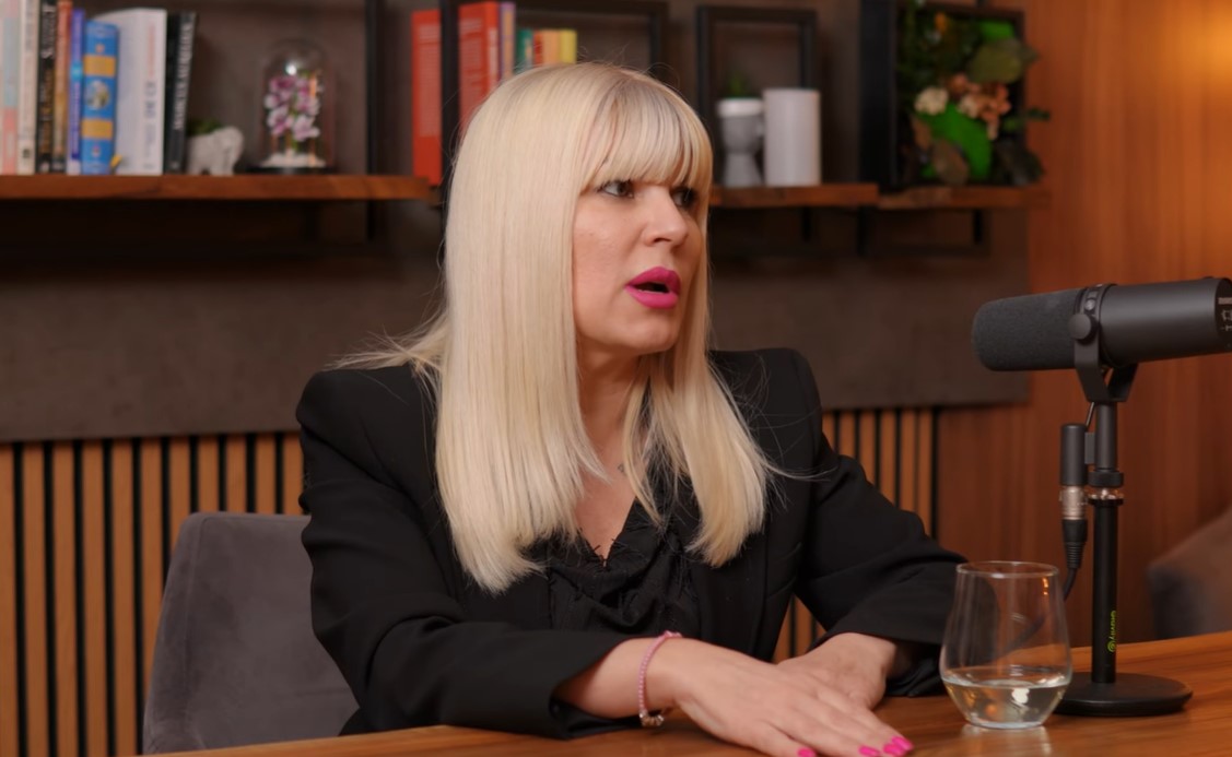 Elena Udrea, apariție spectaculoasă în rolul de nașă. Imagini cu rochia roșie cu trenă aleasă pentru marele eveniment