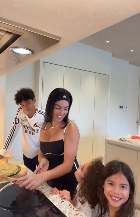 Georgina Rodriguez, virală pe Instagram cu rețeta ei de omletă spaniolă. Clipul în care iubita lui Cristiano Ronaldo gătește are peste 71 de milioane de vizualizări
