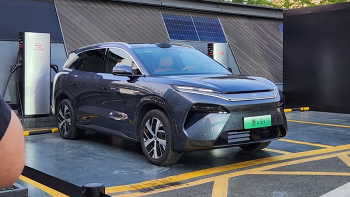 Chinezii de la BYD au lansat primele două modele electrice care se încarcă în doar 5 minute, la un preț neașteptat de accesibil
