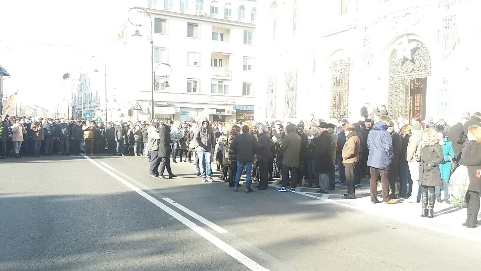 VIDEO & FOTO| Peste 8.000 de social-democrați, la un marș în memoria Regelui Mihai. Ministrul Olguța Vasilescu a purtat un accesoriu inedit