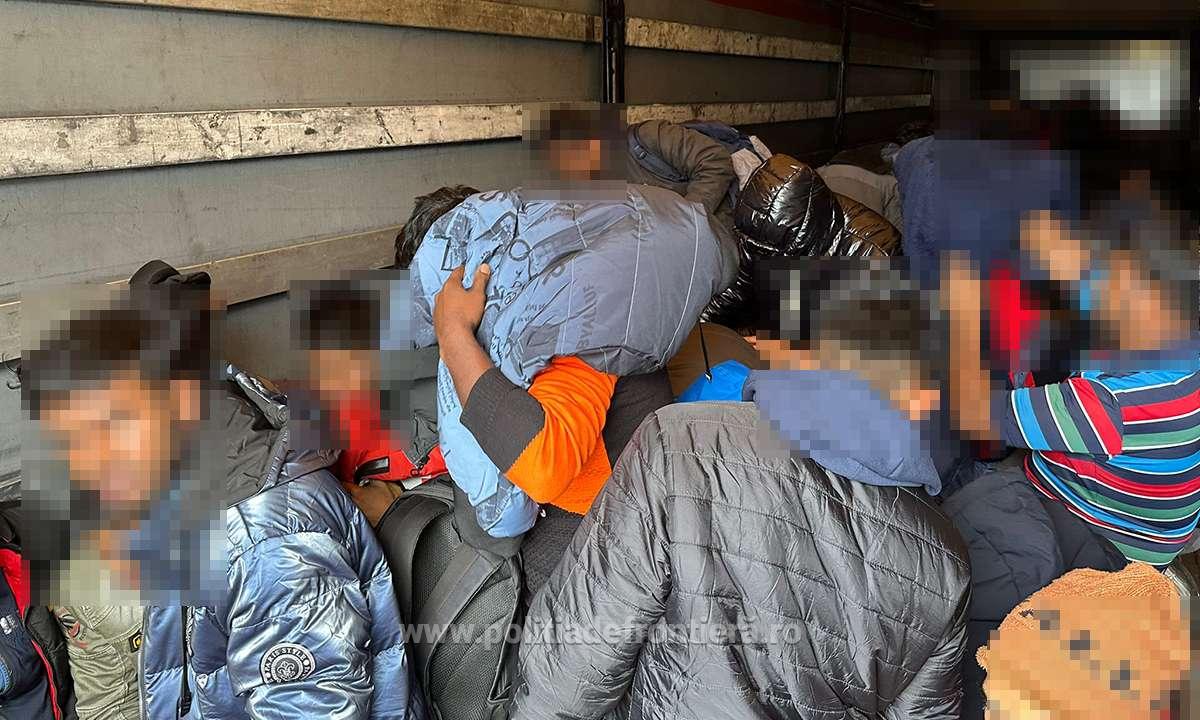 137 de migranți, găsiți ascunși printre mărfuri, în 5 TIR-uri care ieșeau din țară pe la Vama Nădlac