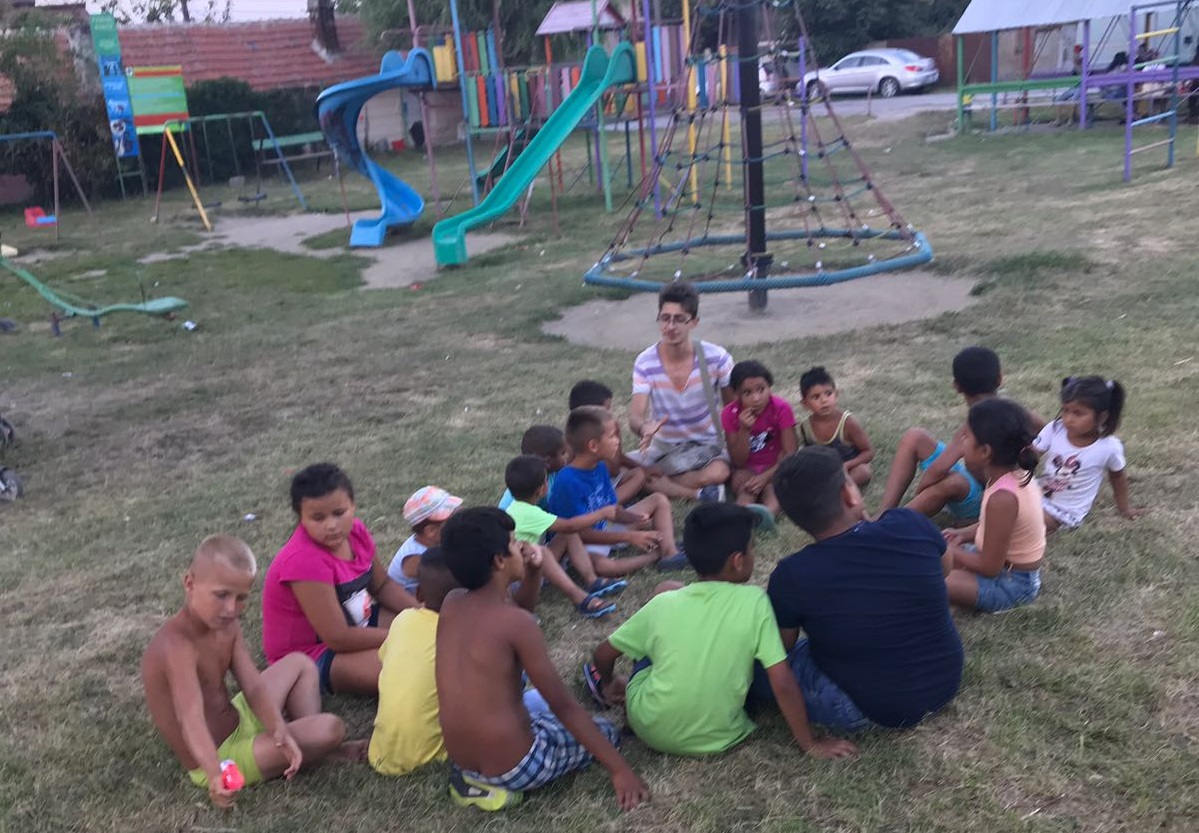 REPORTAJ/ Realitatea dură din mahalaua Timişoarei. Au vrut să facă teatru cu copiii, dar au pornit prin a-i învăța să spună "mulțumesc" şi să nu se mai ia la bătaie