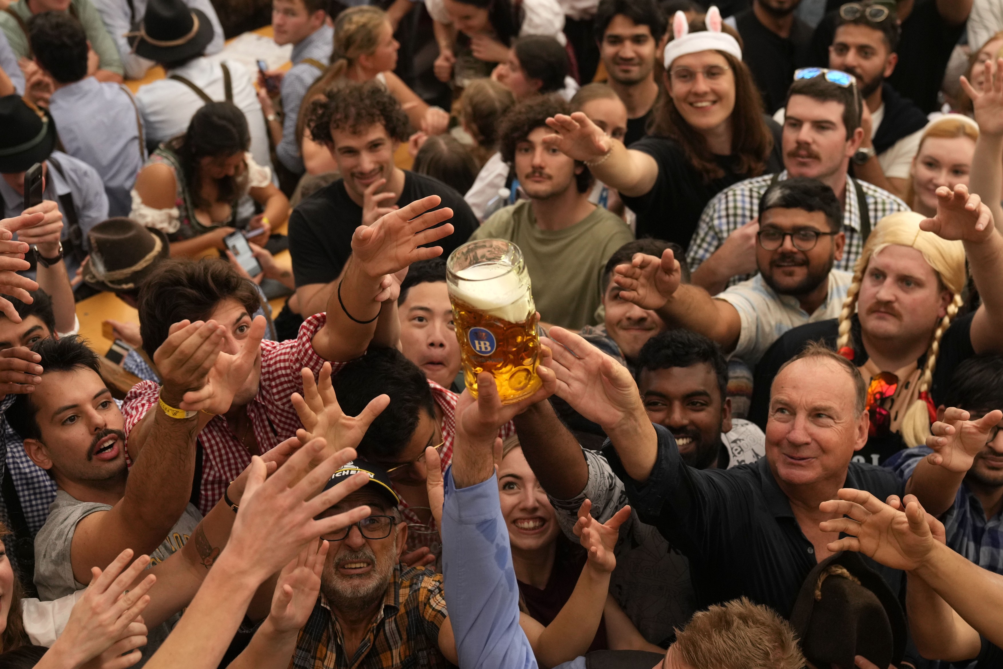 Mii de oameni au rupt-o la fugă spre berării, când s-au deschis porțile Oktoberfest 2024, la München | VIDEO