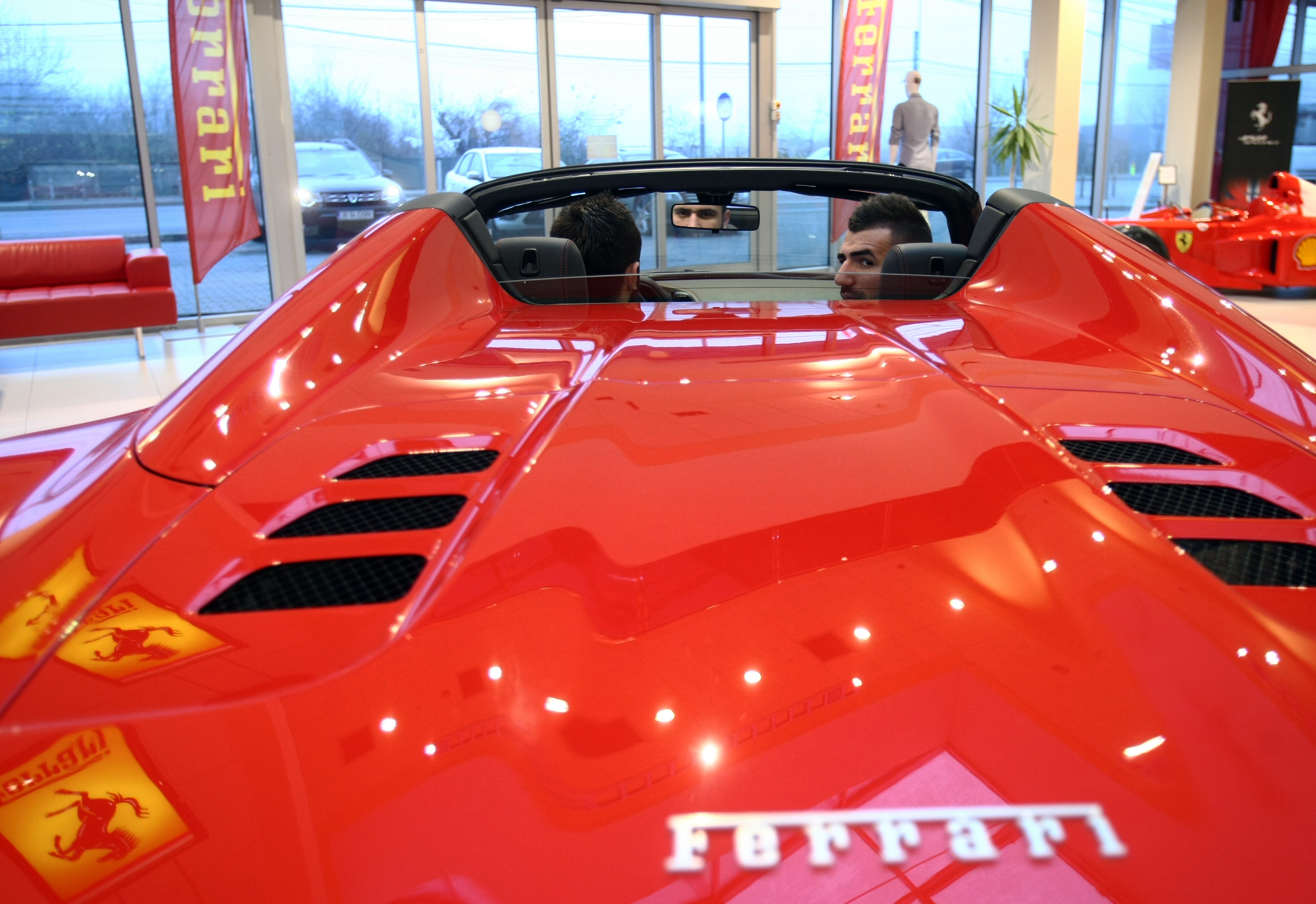 GALERIE FOTO / Fraţii Stoica s-au pregătit pentru gala de la Monza testând un Ferrari