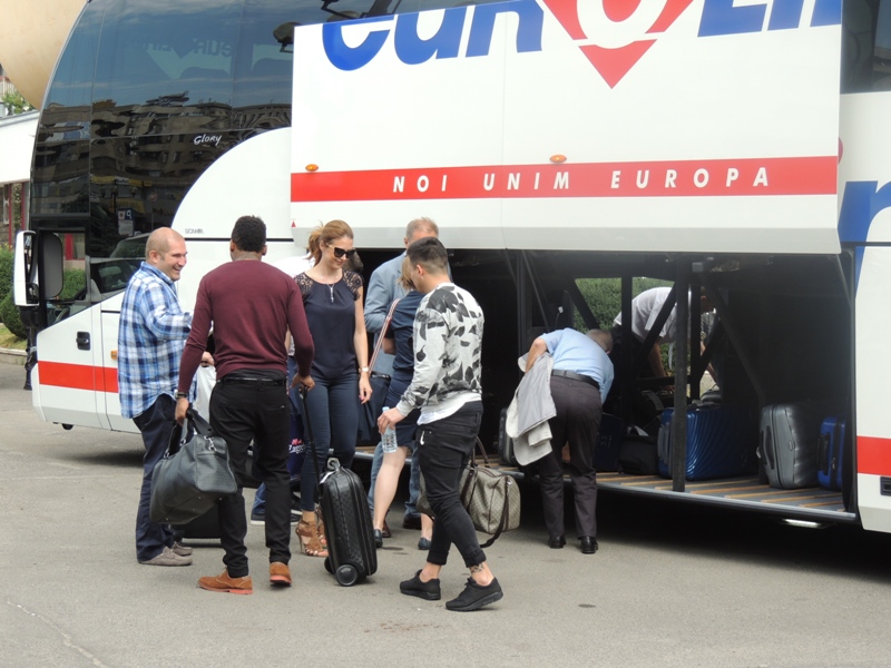 FOTO&VIDEO/ Jucătorii de la Dinamo Zagreb au ajuns la Ploieşti. Sunt păziţi de jandarmi!
