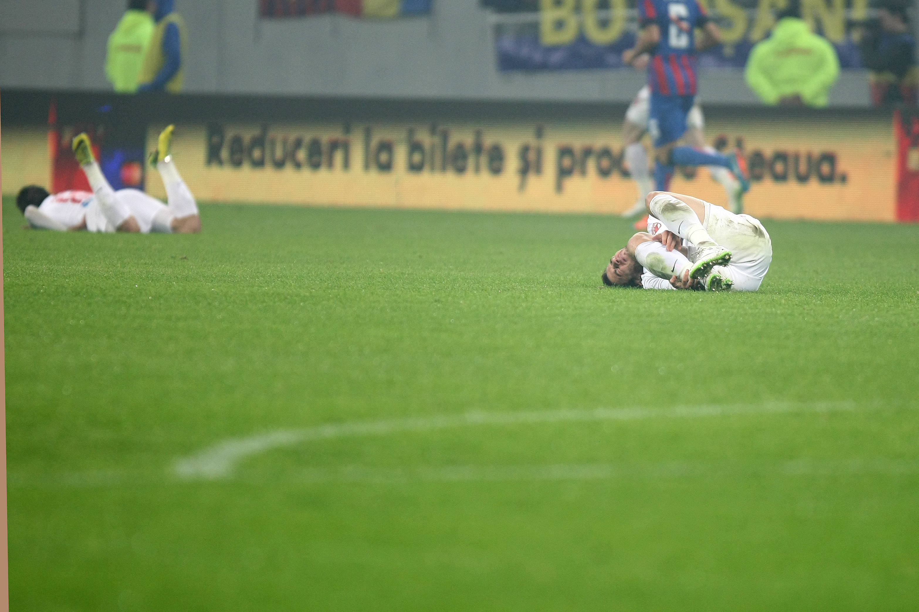 GALERIE FOTO&VIDEO/ DERBY-UL ROMÂNIEI, STEAUA - DINAMO 3-0. ^ Echipa din Ghencea i-a speriat pe ”câini” de Halloween! Szukala, Papp și Keșeru au înscris pentru roș-albaștri. Arlauskis și Bărboianu, loviți de petardele aruncate de suporteri. Băiatul lui Florentin Petre a debutat la Dinamo