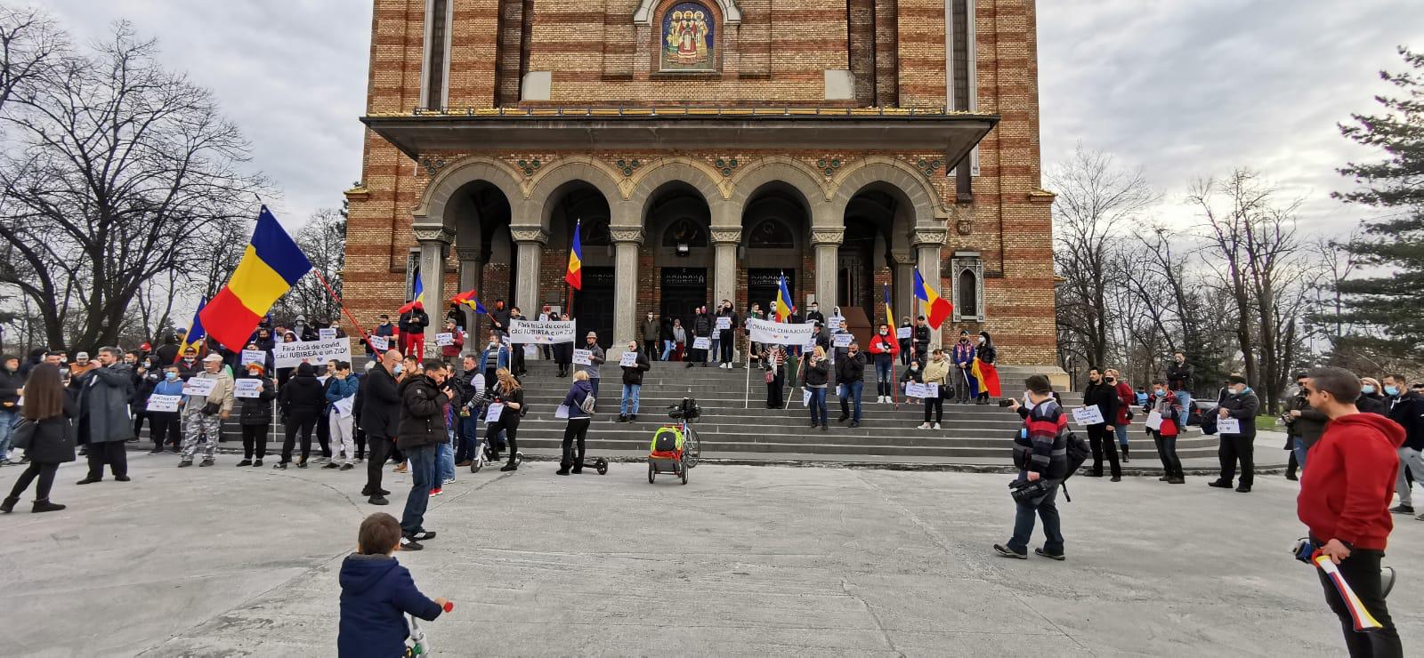 Protestul anti-restricții din Capitală, încheiat cu violențe și arestări. Manifestații și în alte orașe din țară