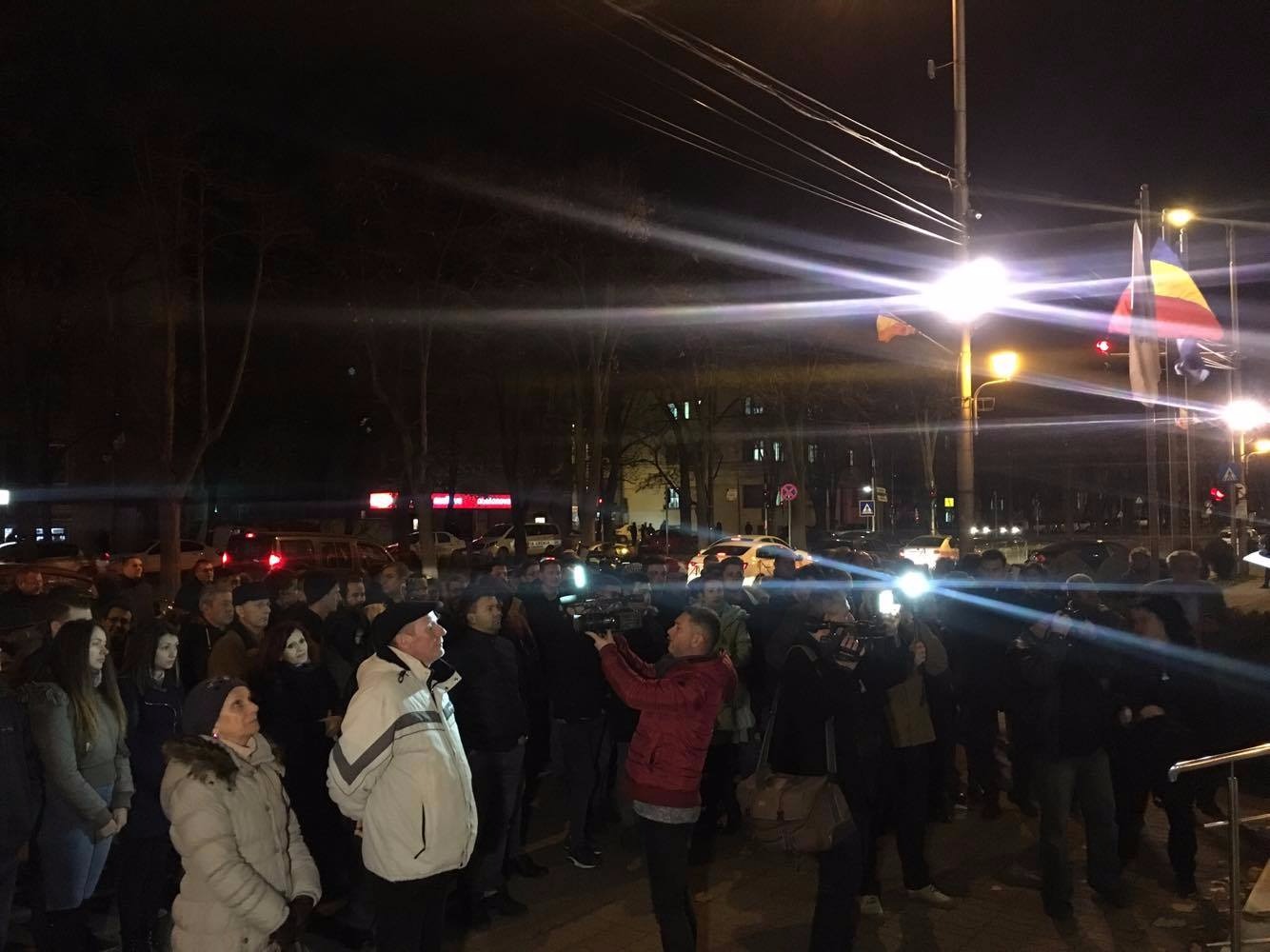 UPDATE/ Proteste în fața prefecturilor din țară, pentru susținerea moțiunii PNL