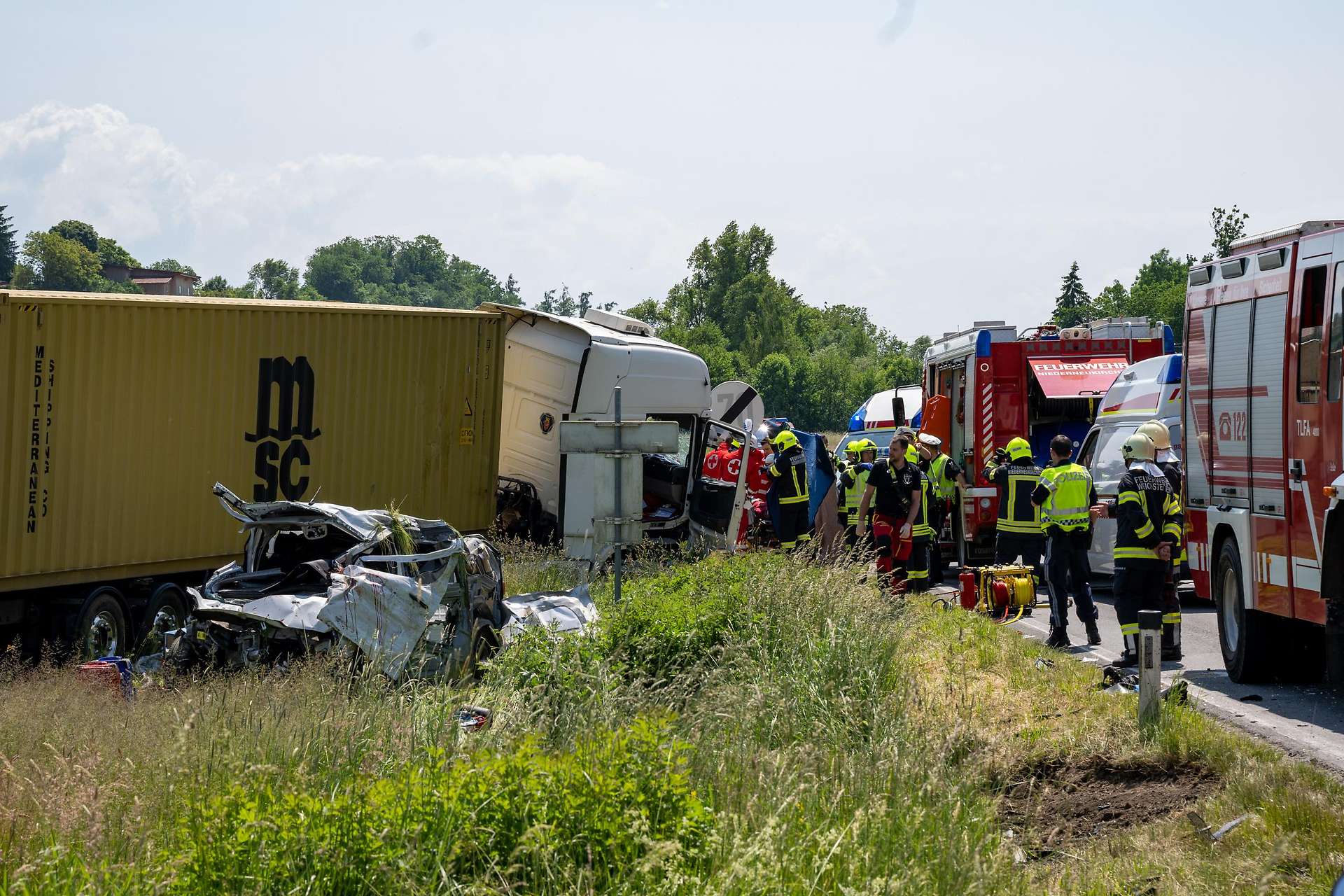Imagini de groază cu duba în care a murit un curier român, lovit de un TIR pe o șosea din Austria