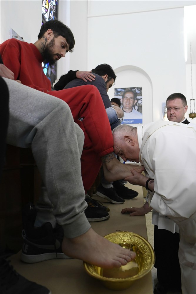 Papa Francisc a spălat picioarele unor tineri deţinuţi, între care şi un român