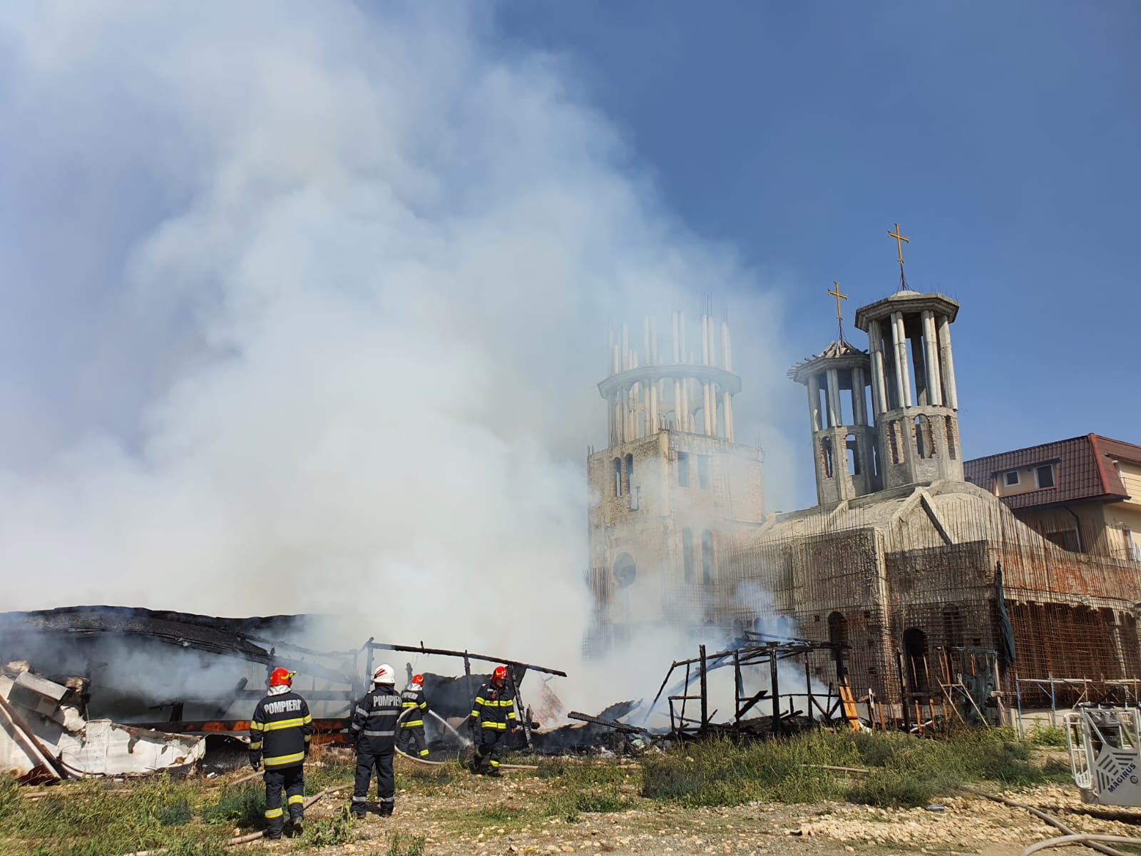 Incendiu violent la o biserică din Constanța. Flăcările s-au extins la un bloc de locuințe