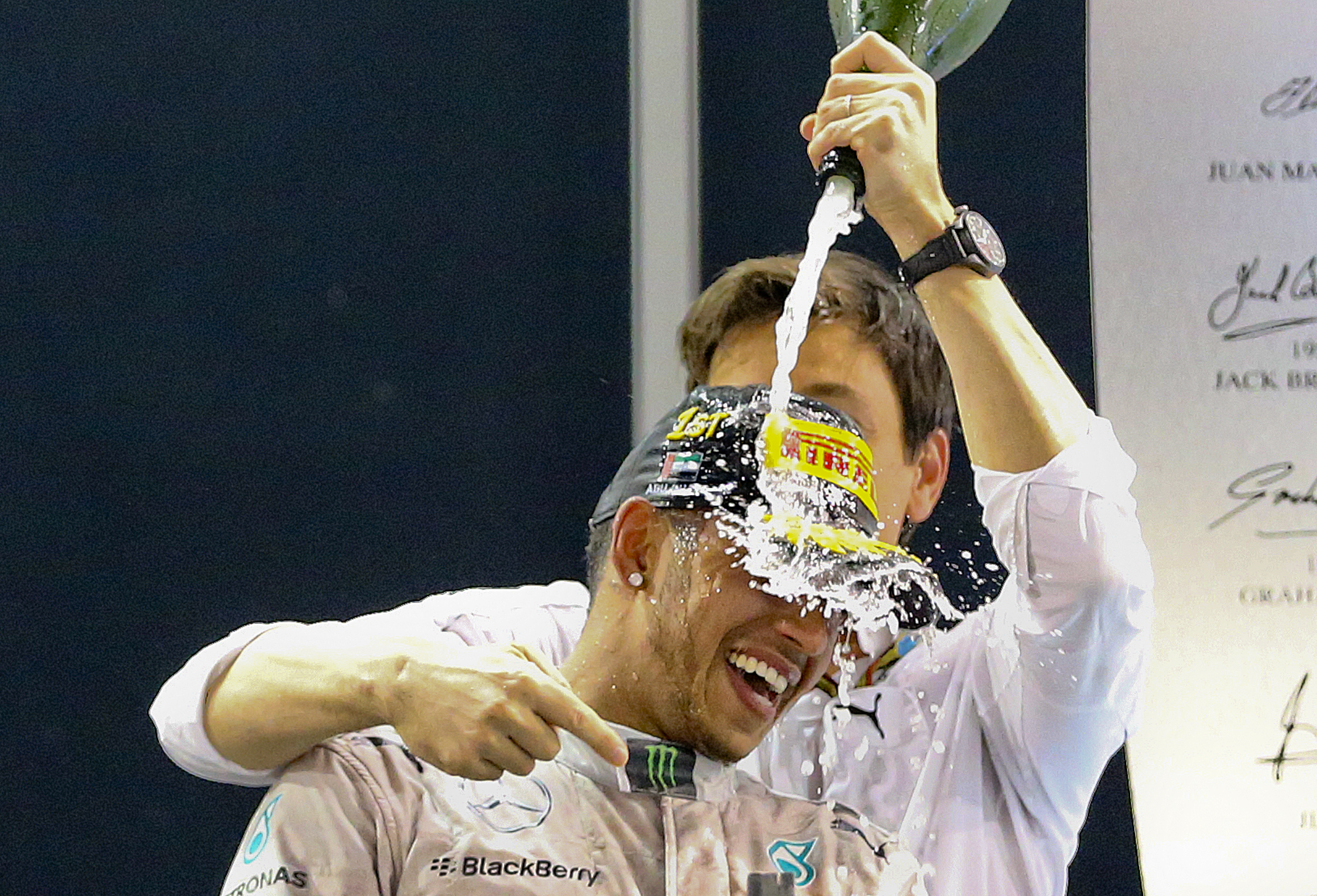 FORMULA 1 / Lewis Hamilton a câştigat titlul mondial! O maşină a luat foc!