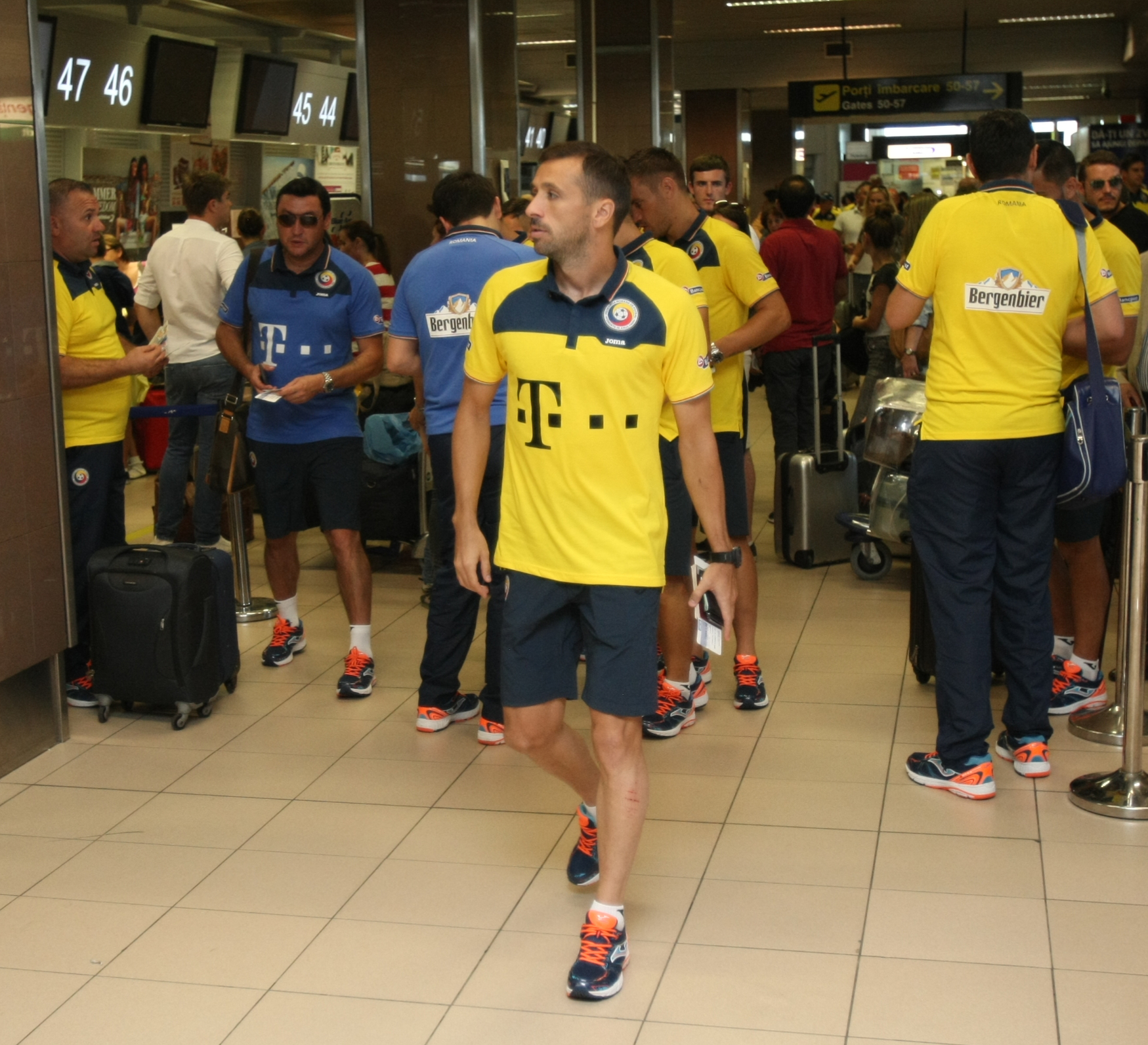 PRELIMINARIILE EURO 2016, UNGARIA - ROMÂNIA (vineri, ora 21.45, TVR 1) / Selecționerul Anghel Iordănescu a renunțat la supersitiții și ^a lăsat femei în avionul care i-a transportat pe tricolori la Budapesta, pentru mare meci cu rivalii istorici / GALERIE FOTO