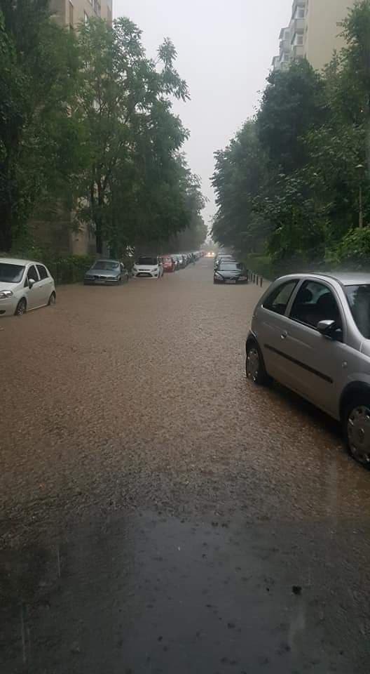 Ploaia torențială din București. Peste 100 de intervenții ale pompierilor, după inundarea mai multor străzi, curți și subsoluri. Și stația de metrou Aviatorilor a fost inundată